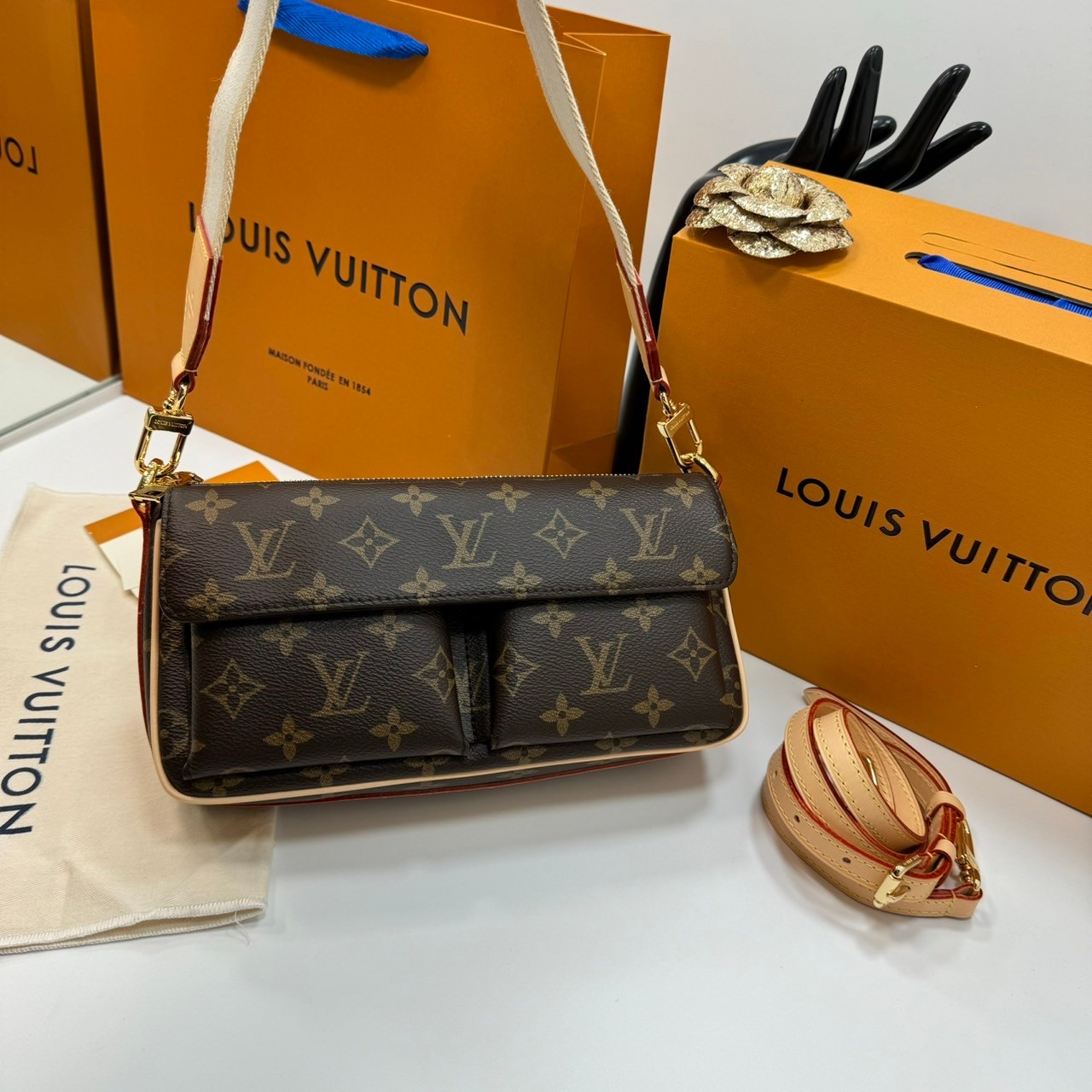 LV Vivacité Monogram Monogram Canvas กระเป๋าถือสะพายลายโมโนแกรม เกรดออริ ท็อป 1:1 เกรดแคนวาสแท้อย่างดี ลายคมชัด ใช้งานต่างประเทศได้