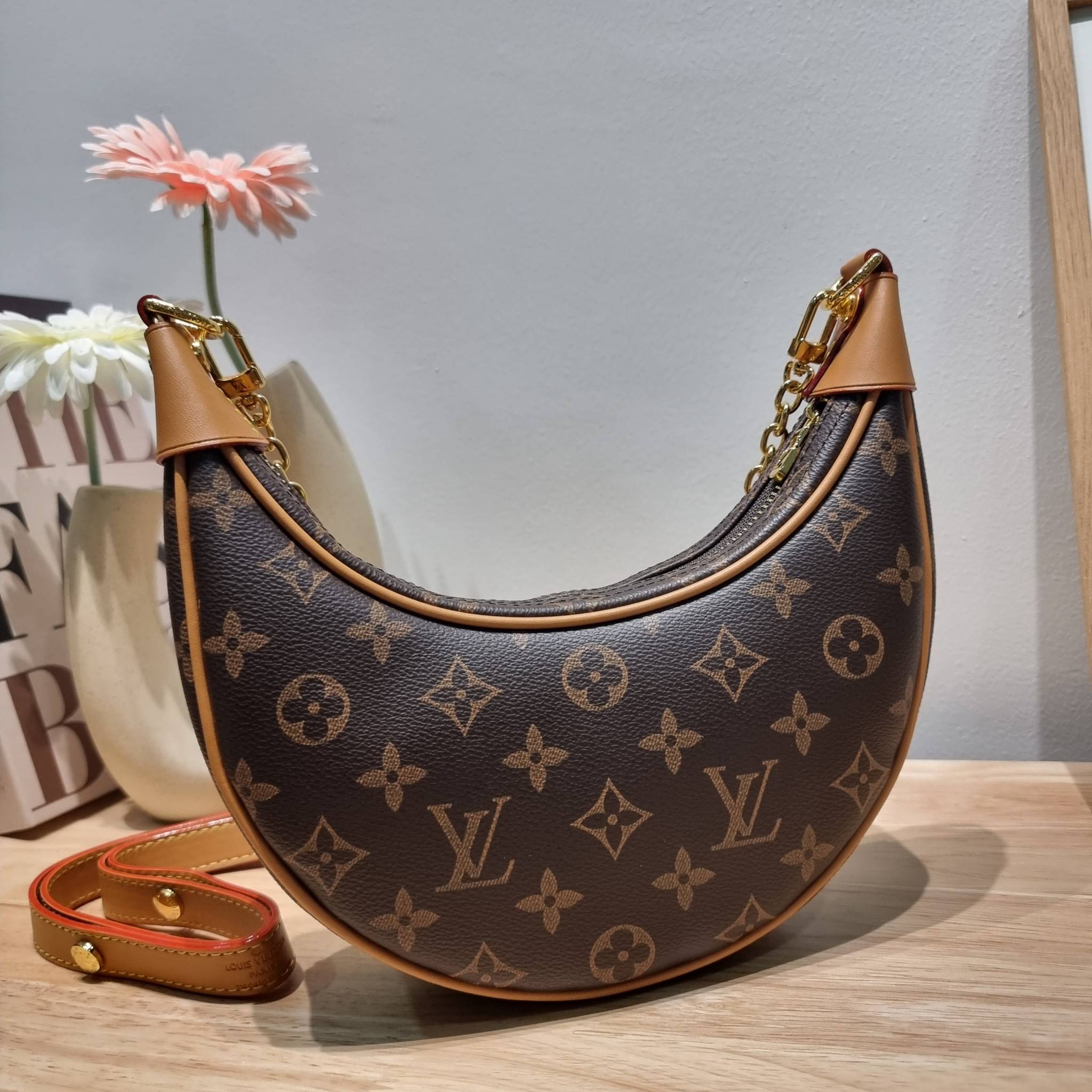 LV loop bag New in!! กับ box set ชวนสะสม ที่จับเอารุ่นยอดฮิต มามิกซ์รวมกับไอเท็มสุดคุ้มของมันต้องมี!! จัดเรียงให้อยู่ในกล่องสุดหรู ไม่ว่าจะตัวกระเป๋า กระเป๋าสตางค์ กระเป๋าจิ๋ว ใบไหนๆก็นำมาใช้งานได้จริง คุ้มค่ามากๆ แถมฟรี! ริบบิ้นลายลิมิเต็ด รวมรวบไว้ให้ได