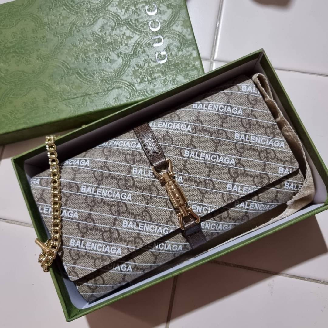 คลัชท์สุดหรูขึ้นแท่นต้องใบนี้เลย GG×Balenciaga woc bag กระเป๋าสะพาย crossbody เป็นคลัชท์ได้ในตัว ดีไซน์คลาสสิควินเทจ ดึงดูดและสะกดสายตาด้วยอะไหล่ดีเทลหรูของอะไหล่สีทอง วัสดุหนังแคนวาส ทนทาน ดูแลรักษาง่าย เปิด-ปิดด้วยอะไหล่เสียบล็อค ภายในแบ่งสัดส่วนลงตัวมา