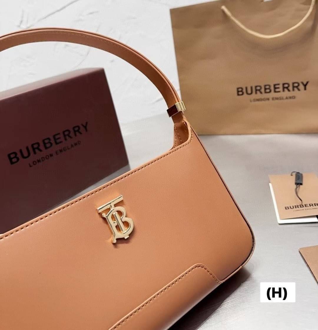 Burberry TB Shoulder Bag 9" 11" กระเป๋าสะพายไหล่ เรียบหรูดูแพงต้องยกให้รุ่นนี้เลยค่ะ งานหนังสวยเต็มใบ โลโก้อะไหล่ทองเงางาม สวยเป๊ะ จะถือหรือสะพายไหล่ก็ดูหรูหรามีระดับ