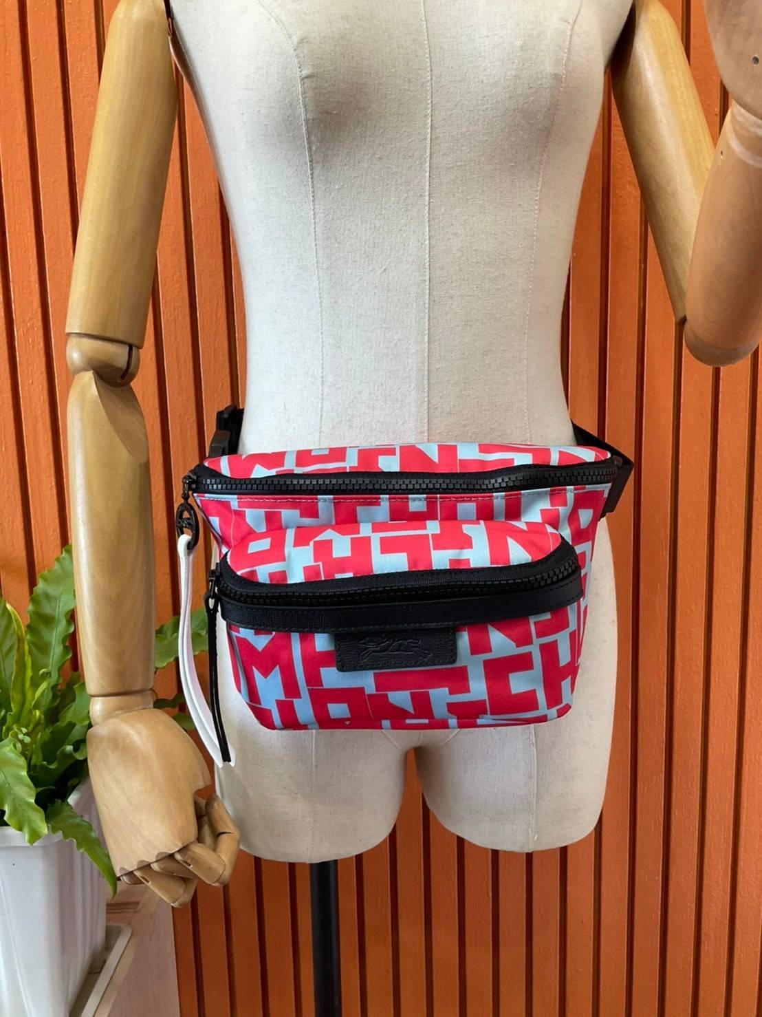 ของแท้ 💯% Longchamp Le Pliage Graphic Nylon Belt Bag กระเป๋า คาดอก / คาดเอว ลายกราฟฟิก วัสดุเนื้อผ้า Nylon Canvas เคลือบกันนำ้ ตัดด้วยหนังแท้ที่มีน้ำหนักเบา มี 2 ช่องซิปสะดวกใช้ ดีไซน์เรียบง่ายแต่เต็มไปด้วยความคลาสสิก ที่จับหัวซิปปั้มแบรนด์ จุของไ