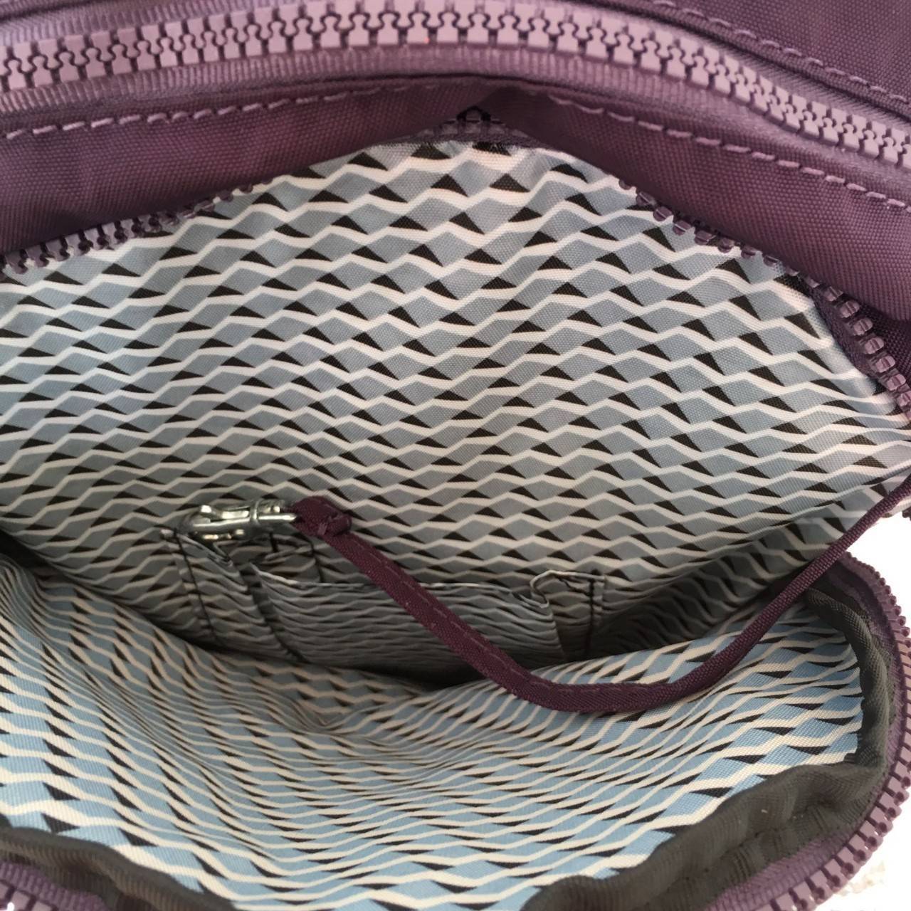 Kipling Basic Plus Capsule asia EWO 2018 k14376 Kipling มาพร้อมดีไซน์ทันสมัย สนุกสนาน ใช้งานได้อย่างคล่องตัว ด้วยสีและลายสุดคลาสสิก โดดเด่นด้วยพื้นที่ภายในและช่องต่างๆ ที่ให้คุณจัดเก็บของสำคัญได้ครบถ้วน