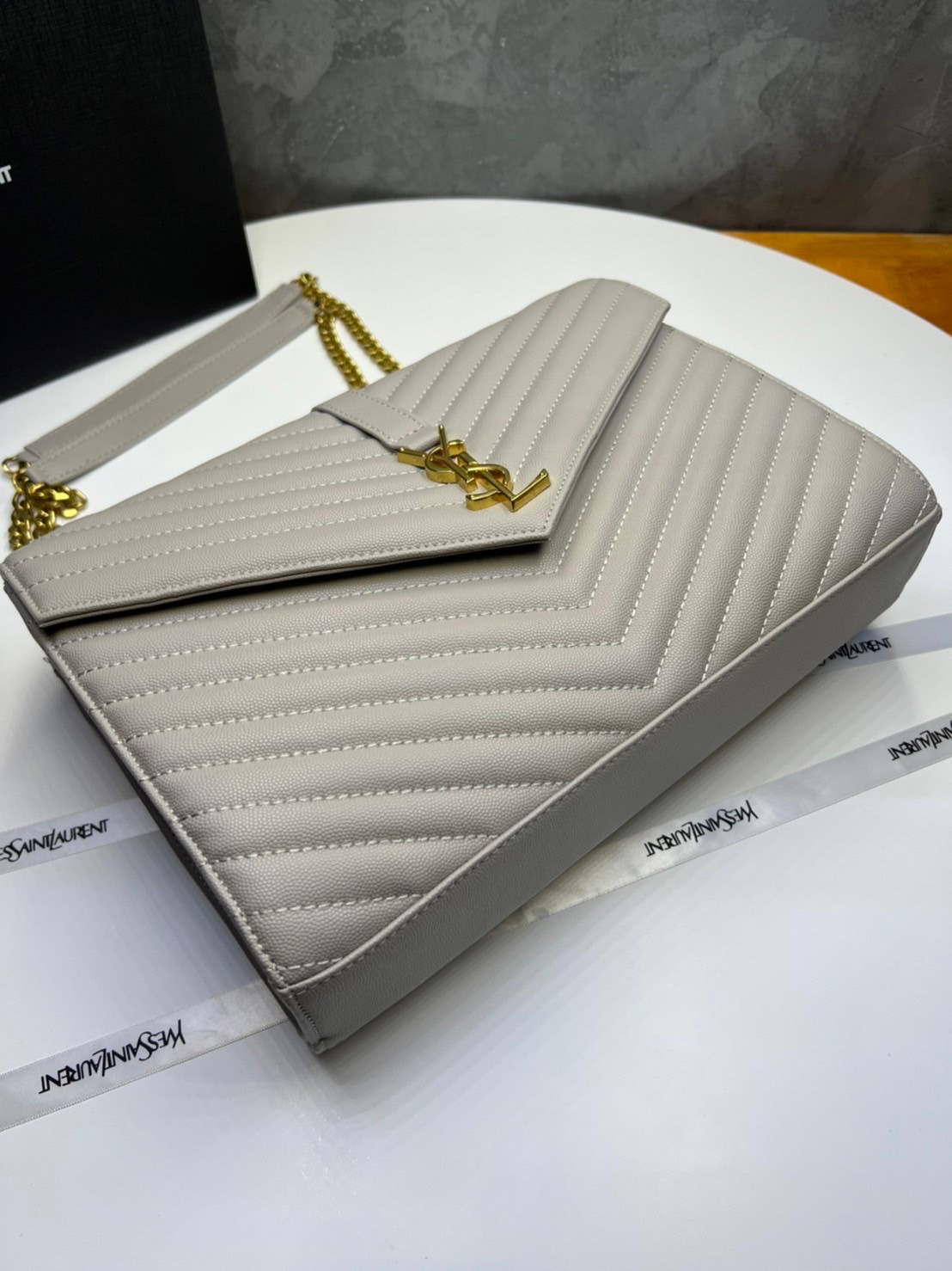 หนังแท้ YSL college large chain bag in quilted leather 30cm กระเป๋าสะพายใบใหญ่ ดีไซน์ทรงสวยหรู ตอบโจทย์ได้ทุกสไตล์ ภาพสินค้าถ่ายจากงานขายจริง ใช้งานต่างประเทศได้