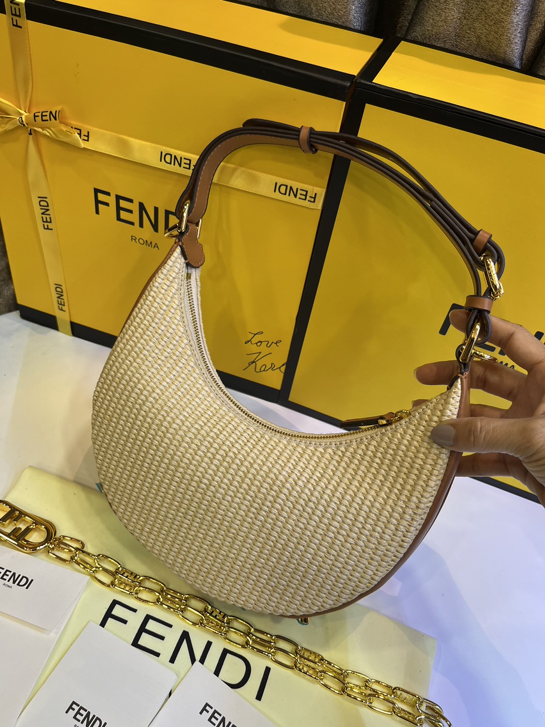 FENDI Fendigraphy Small Natural straw bag / Fendi hobo bag 25cm พร้อมส่ง กระเป๋าสะพายไหล่เฟนดิ Natural straw รุ่นใหม่ สวยหรู **สินค้าเกรดออริจินอล 1:1 สลับแท้