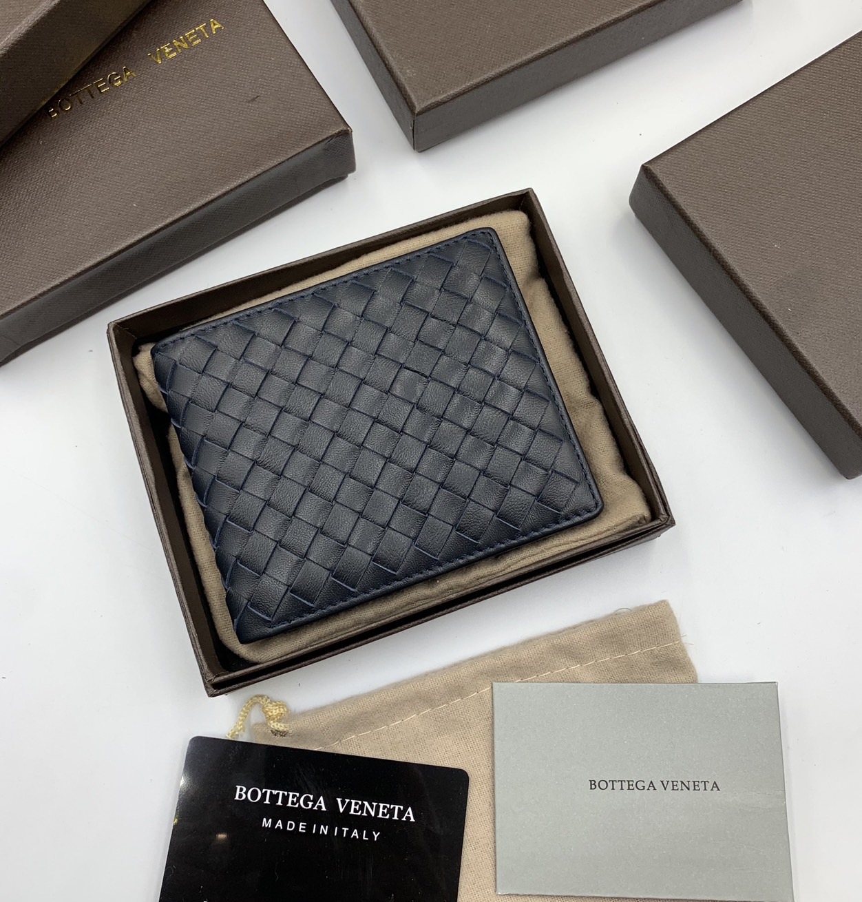 หนังแท้ BOTTEGA VENETA WALLET / BV Wallet พร้อมส่งที่ไทย กระเป๋าสตางค์ใบสั้นคุณผู้ชาย รุ่นตามหา มาเท่าไหร่ไม่เคยพอเลยค่า เป็นรุ่นคลาสสิกที่หยิบมาใช้งานได้บ่อยที่สุด งานหนังลูกวัวแท้ทั้งใบ ใช้ทนทานได้นาน ใช้ทนทานได้นานภาพสินค้าถ่ายจากงานขายจริง ใช้งานต่างป