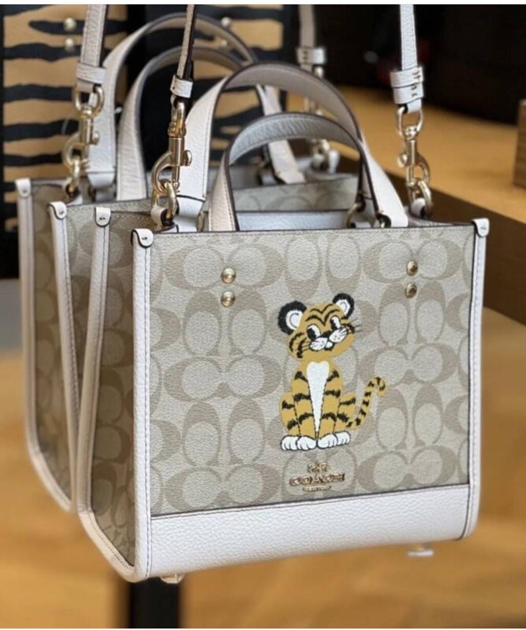 COACH C7001 DEMPSEY TOTE 22 IN SIGNATURE CANVAS WITH TIGER 🐯🐯 คอลเลคชั่นฉลองปีเสือต้องมาจ้า กับรุ่นคลาสสิค กระเป๋าทรงโท้ท ขนาดน่ารักน่าใช้มากๆ ดีไซน์น้องเสือจิ้มลิ้มดึงดูดสายตามากๆ ฟังก์ชั่นการใช้งานสะดวก มีทั้งสายคล้องในตัว และสายครอสบอดี
