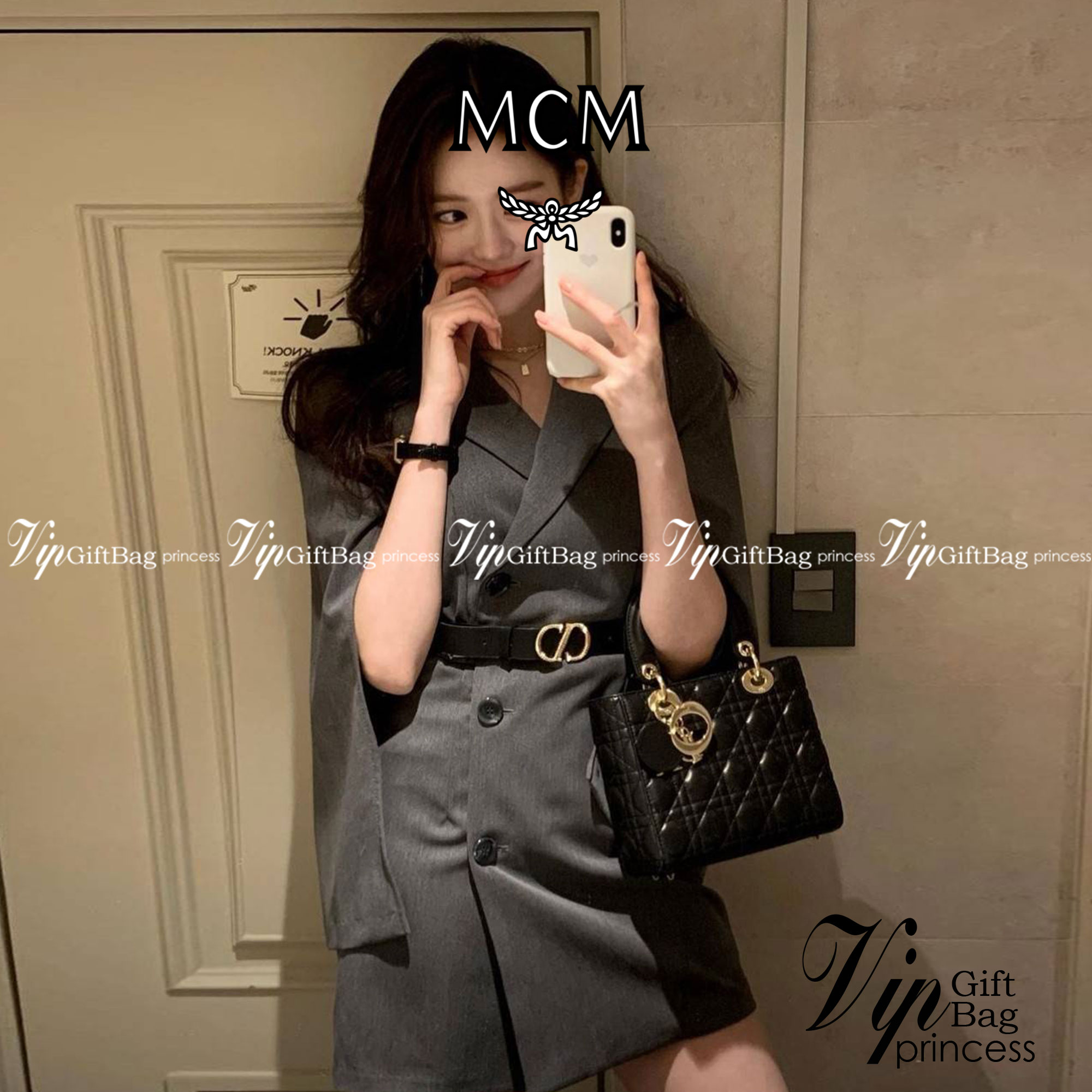 DIOR CD LADY BAG กระเป๋าสะพายข้างพรีเมี่ยมกิ๊ฟสุดฮอต ดีไซน์เรียบง่าย แต่แฝงไปด้วยความหรูหรา ทรงกล่องคลาสสิค โดดเด่นด้วยพวงกุญแจอะไหล่สีทอง วัสดุหนังแท้ มีหูจับในตัวและสายครอสบอดี้สุดเลิศ ที่มาพร้อมอะไหล่ฟอนท์สีทองเรียงร้อยในสายหนัง แต่งเติมดีเทลอัพราคาไปอ