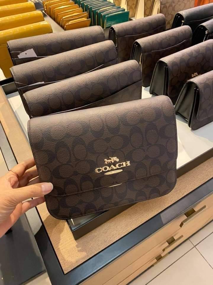 COACH BRYNN FLAP CROSSBODY IN SIGNATURE CANVAS (COACH C5633)🍁สวยหรู ทะลุ เกินเบอร์มาก//กระเป๋าสะพายข้าง หรือจะถือเป็นครัชก็เก๋แบบเลิศๆ>> มีสายยาวถอดได้ ปรับระดับได้ //วัสดุหนังแคนวาส ตกแต่งดีเทลหรูด้วยหนังแท้ และอะไหล่สีทอง งานสวย คมกริบ //เ