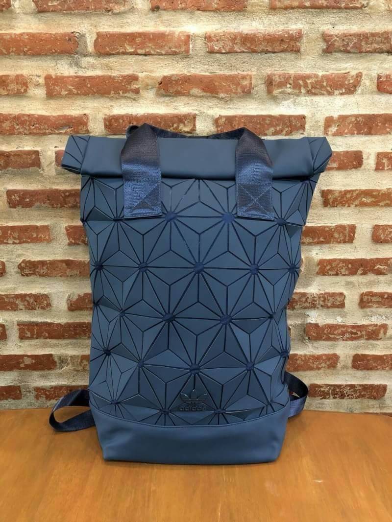 Adidas Originals BP Roll Top 3D Mesh 2017 Backpack Bag DH0100 กระเป๋าเป้สะพายหลัง สีใหม่ ดีไซน์แบบ 3 มิติ วัสดุ polyurethane ใช้ลูกเล่นของเหลี่ยม และมุมเชื่อมเข้าหากัน การออกแบบกระเป๋าเป็นเหมือนถุงทรงสูง ส่วนปากกระเป๋า เปิดปิดแบบตีนตุ๊กแกม้วนพับ และติดกระ