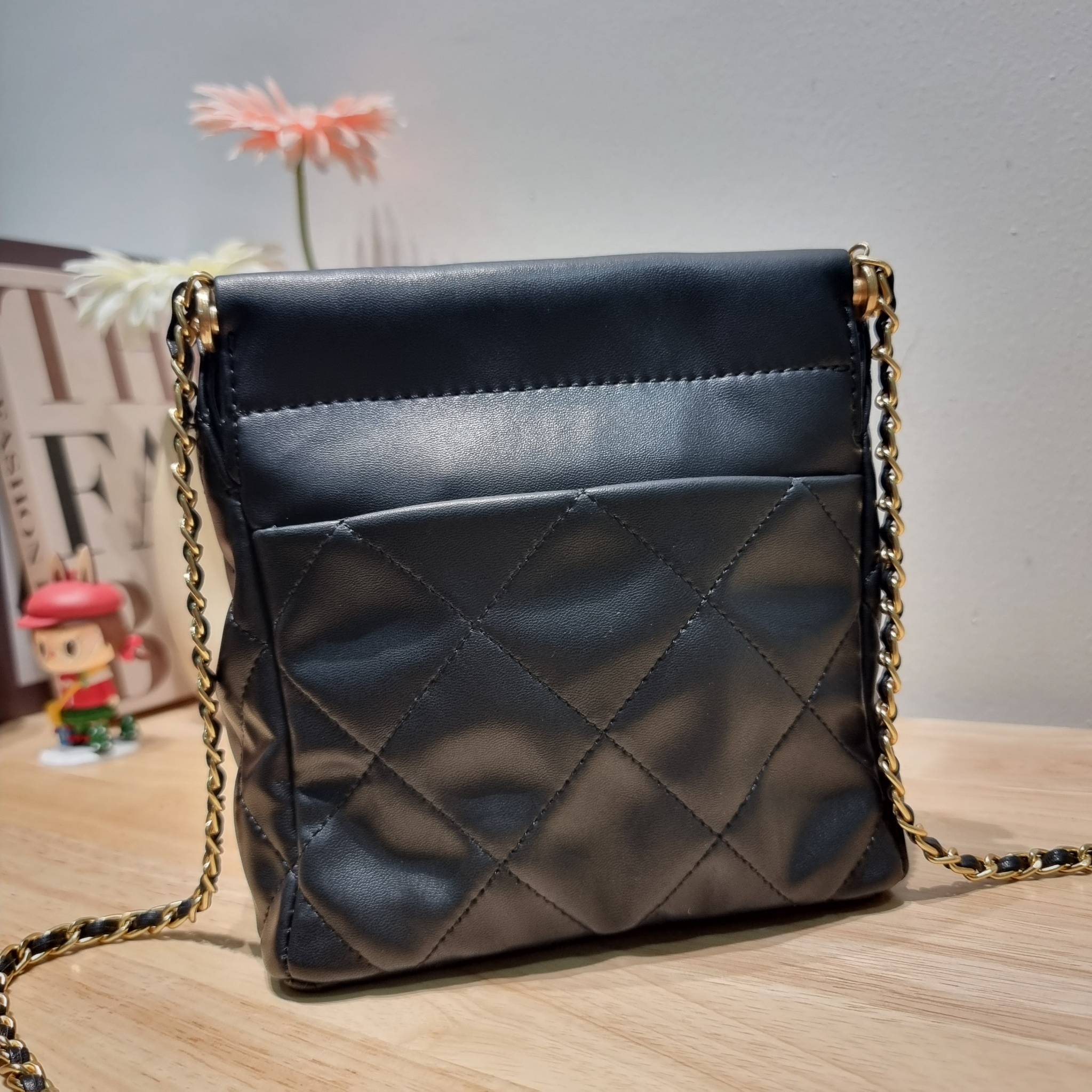 Chanel 23P mini bucket bag น่ารักมากๆ กับกระเป๋าสะพายไซส์มินิ ที่ปล่อยผ่านไม่ได้จริง ดีไซน์สายโซ่คล้องแขนตกแต่งอะไหล่ห้อยเพิ่มมูลค่า และยังตกแต่งโลโก้สวยเด่น