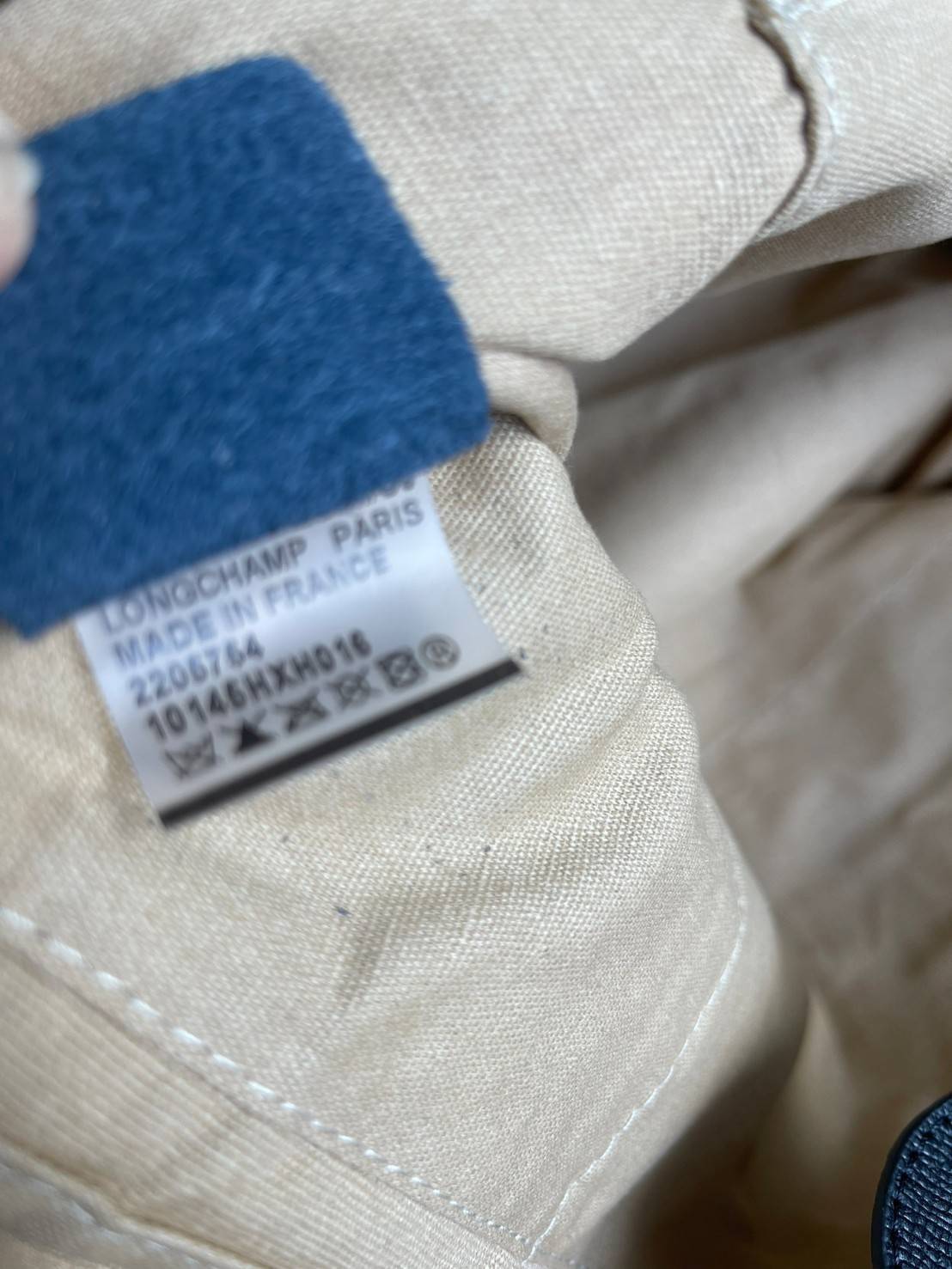 LONGCHAMP LE PLIAGE COLLECTION PAILLE TOP HANDLE BAG มี 3 ขนาด XS/S/M กระเป๋าถือหรือสะพาย งานสาน raffia ปากกระเป๋าตัดด้วยหนังสีดำ ลุคช์สุดเท่ของเหล่า Celebrities กับกระเป๋าปิคนิกสุดฮิตจาก Longchamp อย่าง Le Pliage Paille (เลอ ปลิยาจ ไพล์) ถือเป็นกระเป๋าที