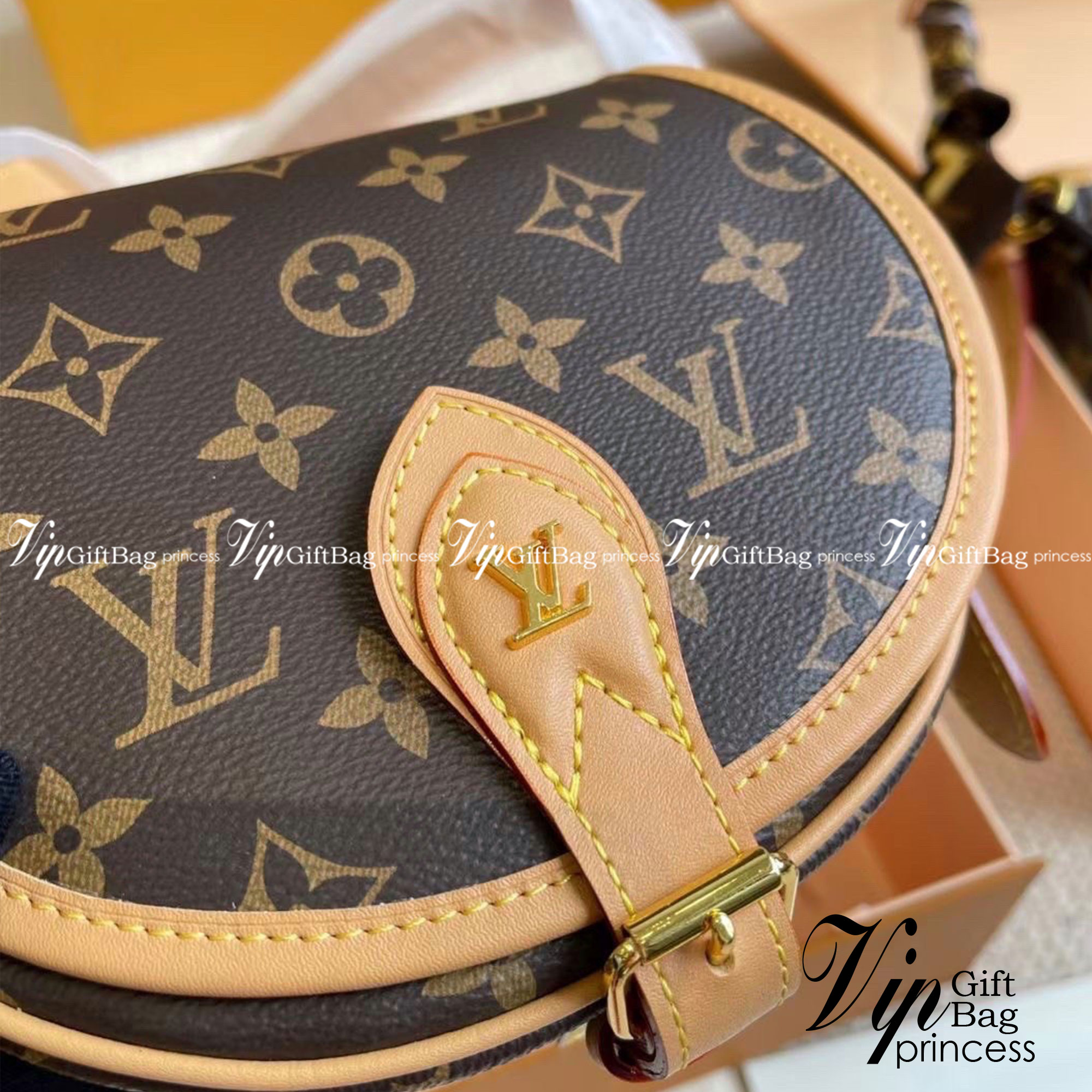LV Tambourine Monogram Crossbody Bag กระเป๋าสะพายไซส์มินิ น่ารัก คอลเลคชั่นดีไซน์ใหม่ ทรงโค้งมน สวยหรู สายสะพายปรับได้ตามชอบ ราคาดีงามจัดมาให้พร้อม box set ชวนสะสม ห้ามพลาดจ้า