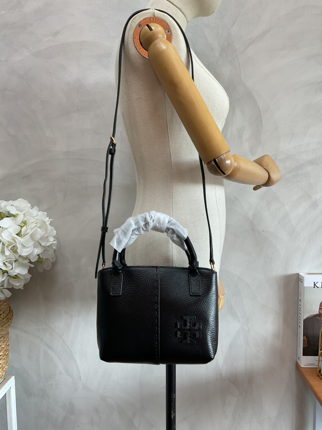 Tory Burch McGraw Mini Satchel กระเป๋าถือ/สะพาย Crossbody วัสดุหนังลูกวัวแท้ 100% ด้านหน้าประดับโลโก้หนัง ตัดเป็นรูปตัว T สัญลักษณ์แบรนด์ ตัวกระเป๋าเดินด้ายเล่นลายเพิ่มลูกเล่น เพื่อความเก๋!!