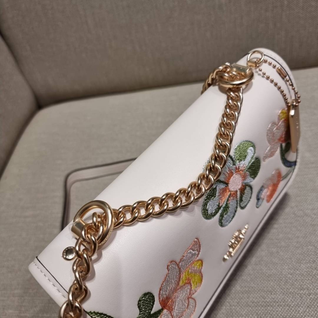 COACH C9230 KLARE CROSSBODY IN SIGNATURE CANVAS WITH FLORAL EMBROIDERY น้องใหม่คอลล่าสุด กับกระเป๋าสะพายข้าง โทนสีละมุนลูกคุณหนู ดีไซน์ปักดอกไม้เพิ่มลูกเล่น ให้ดูแพง วัสดุผนังแคนวาสสลับหนังแท้ สายสะพายโซ่สลับหนัง สะพายยังไงก็ขับผิว เปิด-ปิดด้วยกระดุมแม่เห