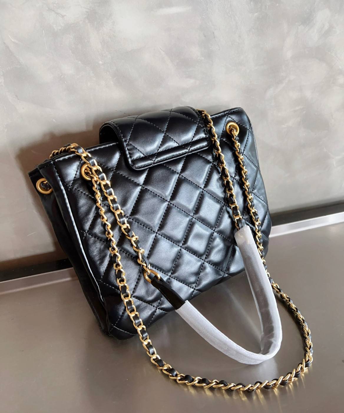 Chanel 24C bag / CHANEL WITH CHAIN / CHANEL Casual Style กระเป๋าสะพายหนังนิ่มลื่นเงาสวย Plain Leather Party Style Office Style