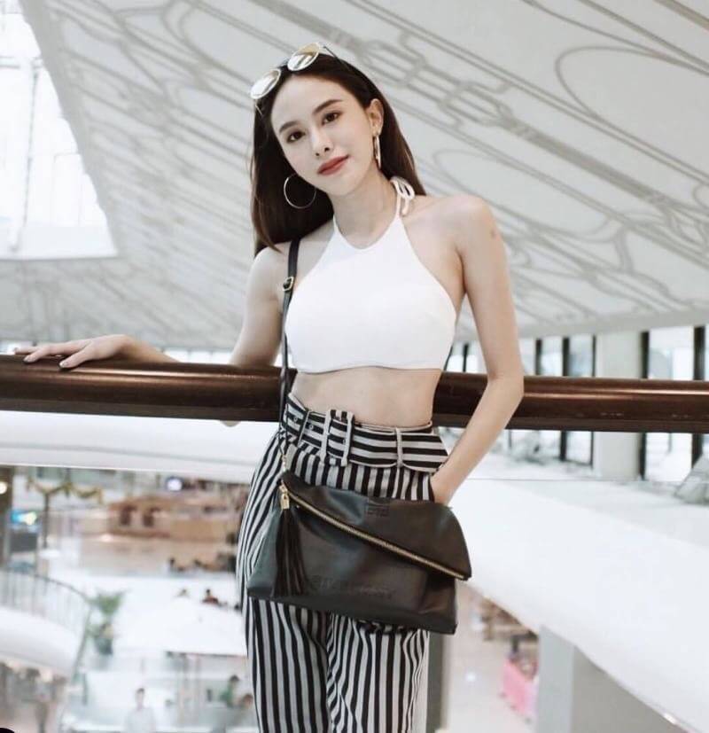 Givenchy Parfums Black Leather Clutch Gift With Purchasd From Givenchy Counter (GWP) กระเป๋าสะพายหนังนิ่มเรียบสีดำเเบบสวยดูดี เปิดปิดด้วยซิปอะไหล่ทอง หัวซิปประดับพู่ ด้านหน้ามีโลโก้ ภายในมีช่องเล็ก รุ่นนี้ใส่ ipad กระเป๋าสตางค์ มือถือ ของจุกจิกได้เยอะ ซับ