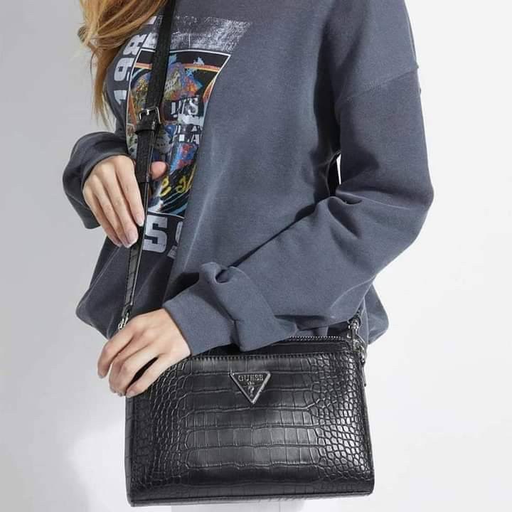 ของแท้ 💯% Guess maddy girlfriend crossbody กระเป๋าสะพายรุ่นใหม่ล่าสุดจาก Guess factory วัสดุ PU คุณภาพดีนิ่ม น้ำหนักเบา ด้านหน้าประดับด้วยโลโก้แบรนด์สวยโดดเด่น