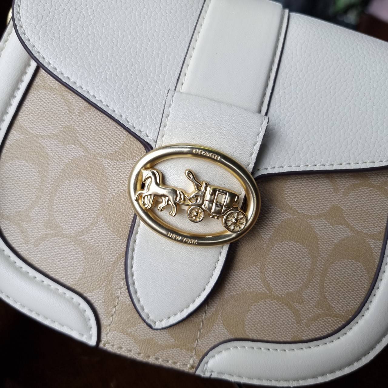 ของแท้ 💯% COACH C2806 GEORGIE SADDLE BAG IN SIGNATURE CANVAS ยกระดับความหรูให้กับตัวเองกันหน่อย ด้วยกระเป๋ารุ่นนี้!! ครอสบอดี้ที่ดีไซน์หรู อัพเลเวล ในราคาที่จับต้องได้ วัสดุหนังแคนวาสเคลือบสลับหนังเรียบและหนัง pepble หลากหลายในใบเดียว