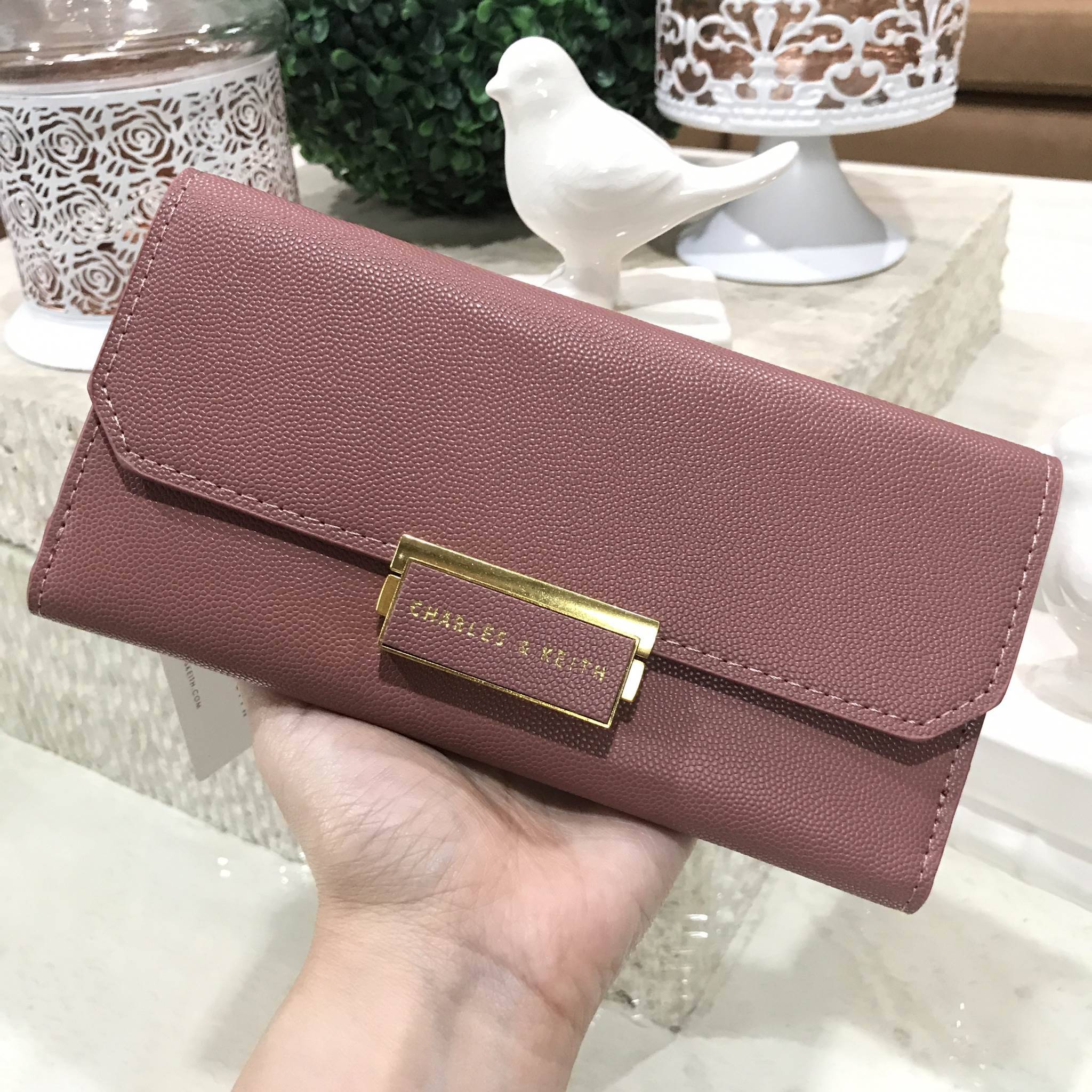 Don't Miss! CHARLES & KEITH LONG WALLET กระเป๋าสตางค์ใบยาวฝาพับรุ่นใหม่ลาสุด หนังอยู่ทรงเเข็งแรงทนทานด้านหน้าประดับโลโก้แบรนด์แบบเหลี่ยม สามารถใช้งานได้2ด้าน ด้านหน้าเปิดปิดด้วยตัวล๊อค ด้านหลังเปิดปิดด้วยกระดุมมีช่องใส่ธนบัตรและช่องใสบัตรหลายช่อง ภาย