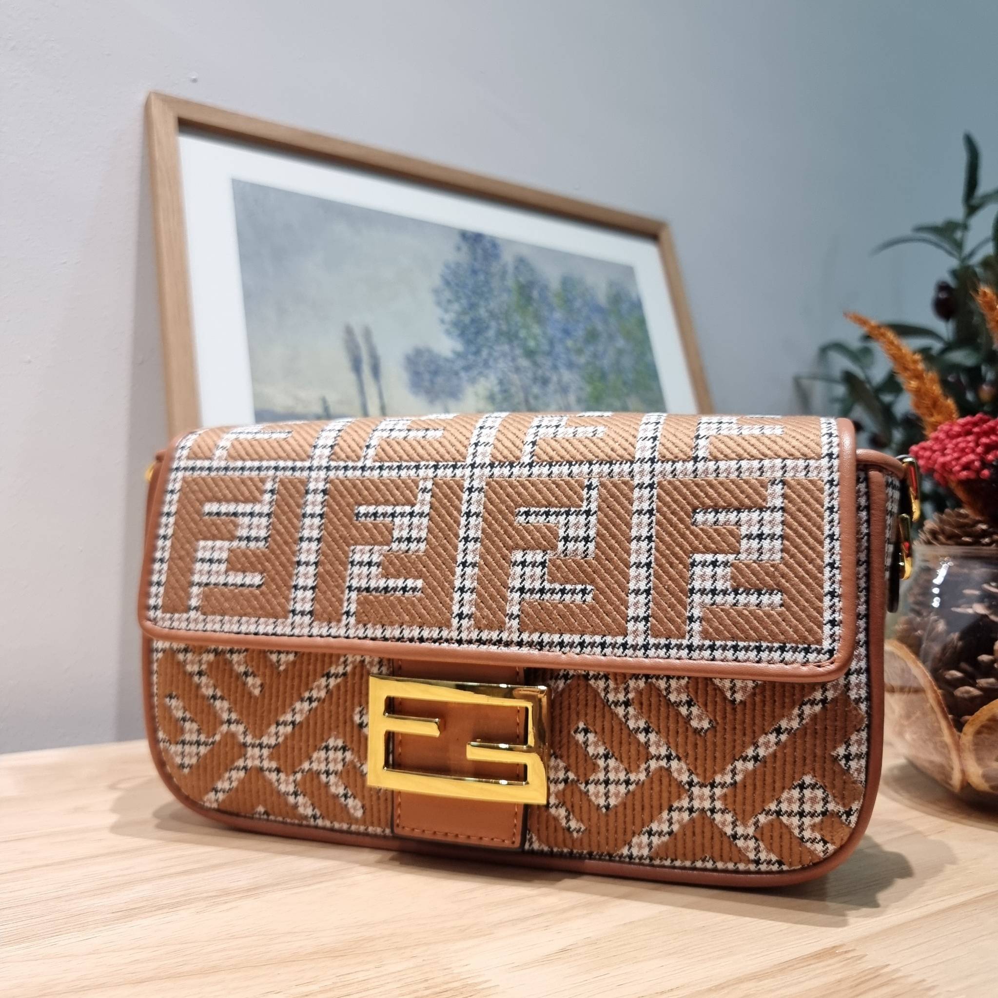FENDI BAGUETTE MONOGRAM PRINT SHOULDER BAG / FENDI Baguette Brown houndstooth wool bag with FF embroidery อีกหนึ่งรุ่นใหม่ ปังไม่ไหวจ้าแม่!! กระเป๋าสะพายทรงแบคเกตต์ ดีไซน์ลวดลายรอบใบ มี texture โดดเด่นน่าใช้ ดูหรูและคลาสสิค