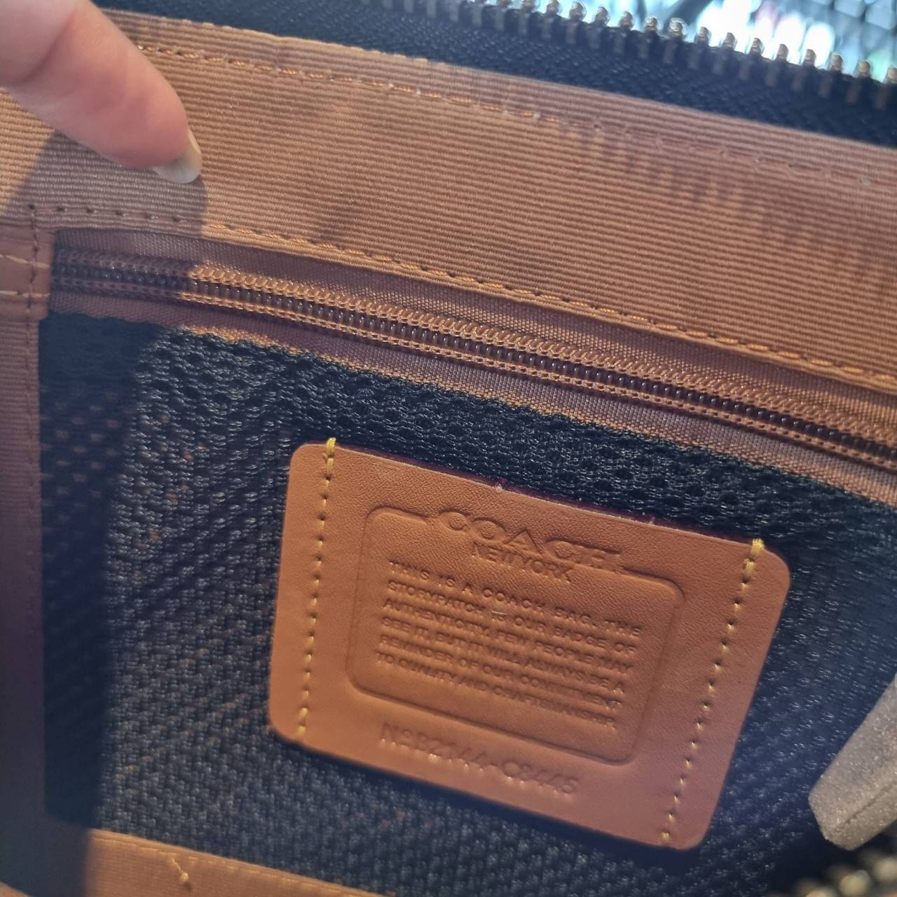 COACH C8445 CHARTER CROSSBODY 24 WITH HORSE AND CARRIAGE PRINT หล่อได้ไม่ซ้ำใคร กับไอเท็มใหม่ล่าสุด ชิคๆคูลๆ กับกระเป๋าสะพายข้าง ดีไซน์ทรงกล่อง ตกแต่งลวดลายดูโดดเด่น วัสดุหนังแคนวาสสลับหนัง pepble มีซิป 2 ฝั่ง ใส่ของได้จุใจ ของสำคัญใส่ไปเลยครบๆ สายสะพายปร