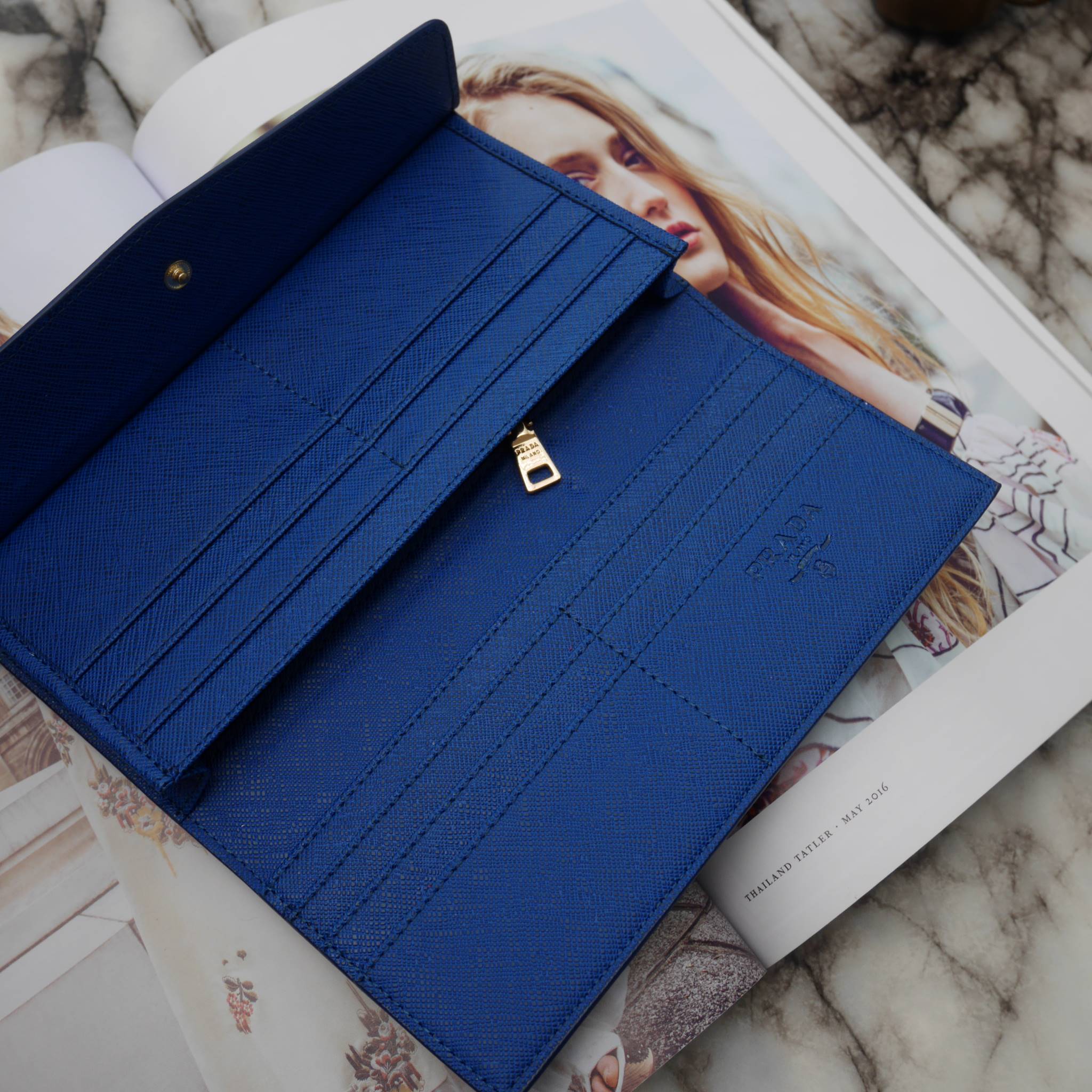 พิเศษ อุปกรณ์ครบset ค้า Best Seller~~ กระเป๋าสตางค์ยาว **ทรงหรู จากงานพรีเมี่ยมกิ้ฟ จากเคาเตอร์ต่างประเทศ จากแบรนด์ PRADA ลายหนัง saffiano ของแท้ 100% มีช่องใส่บัตร ถึง 12 ช่อง และช่องซิปใส่ของจุกจิกได้ น้ำหนักเบา จับถนัดมือ ขนาดกำลังดีคะ ถือแล้วดูดี อะไห