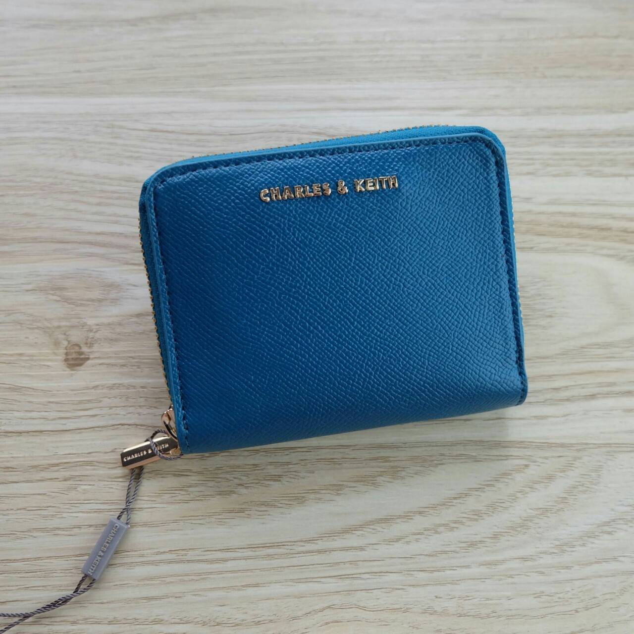 Charles & Keith Basic Square Wallet กระเป๋าสตางค์ใบสั้นซิปรอบ เปิด - ปิดกระเป๋าด้วยซิป ด้านในมีช่องใส่บัตร ช่องใส่ธนบัตร และช่องซิปใส่เหรียญค่ะ