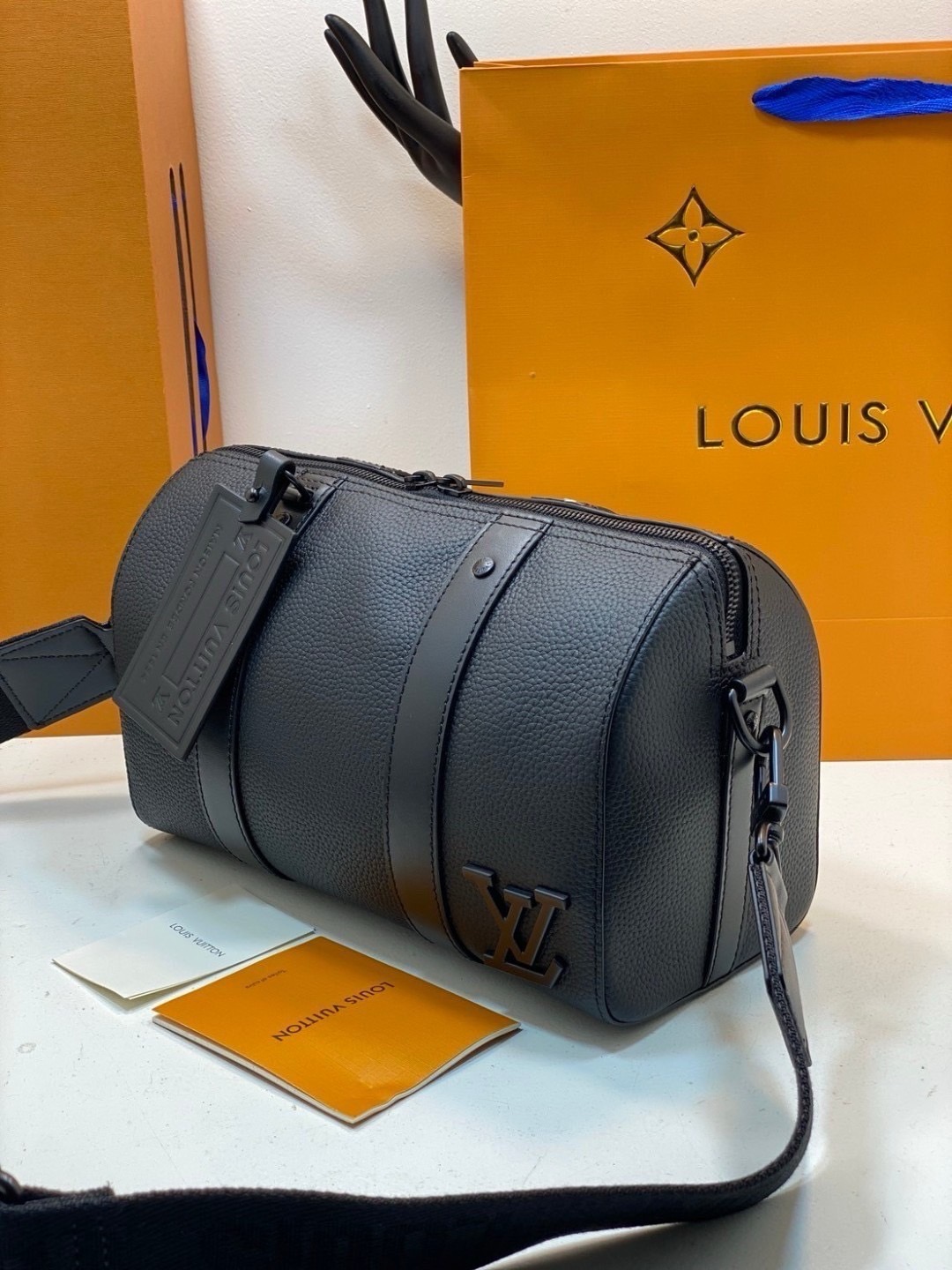 สลับแท้ LV City Keepall Bag 27cm กระเป๋าสะพายทรงหมอนสุดไอคอนิก หนังแท้ Aerogram สีดำคลาสสิก โดดเด่นด้วยโลโก้ LV โลหะสีดำสะท้อนเอกลักษณ์เรียบง่าย หรูหราร่วมสมัยอย่างลงตัว