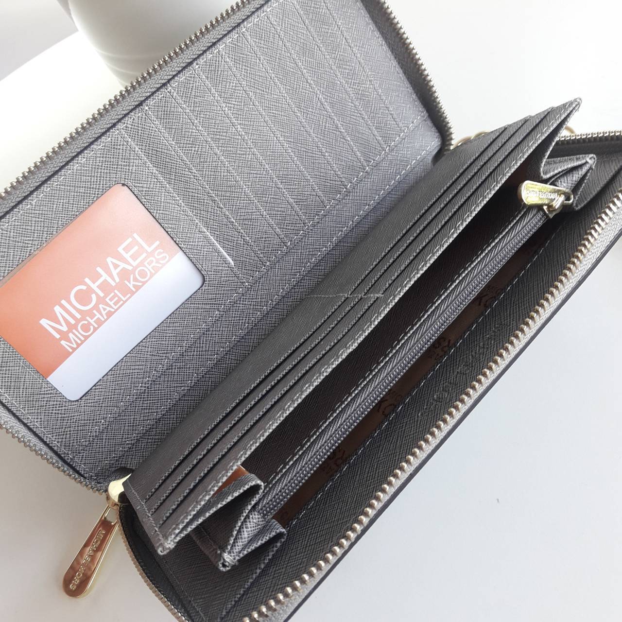 Best seller! งานขายดี รุ่นใหม่คะ Michael kors saffiano Wallet กระเป๋าสตางค์ใบยาว หนัง Saffiano ซิปรอบ สวยหรู มาก อะไหล่ปั้มโลโก้แบรนด์ ด้านในมีช่องใส่บัตร เยอะม้ากกก อีกด้านมีช่องแบงค์+ซิปใส่เหรียญ จุของได้เยอะจริงๆคะ ใส่ iphone 6+ ได้ สวยหรูดูดี อุปกรณ์ค