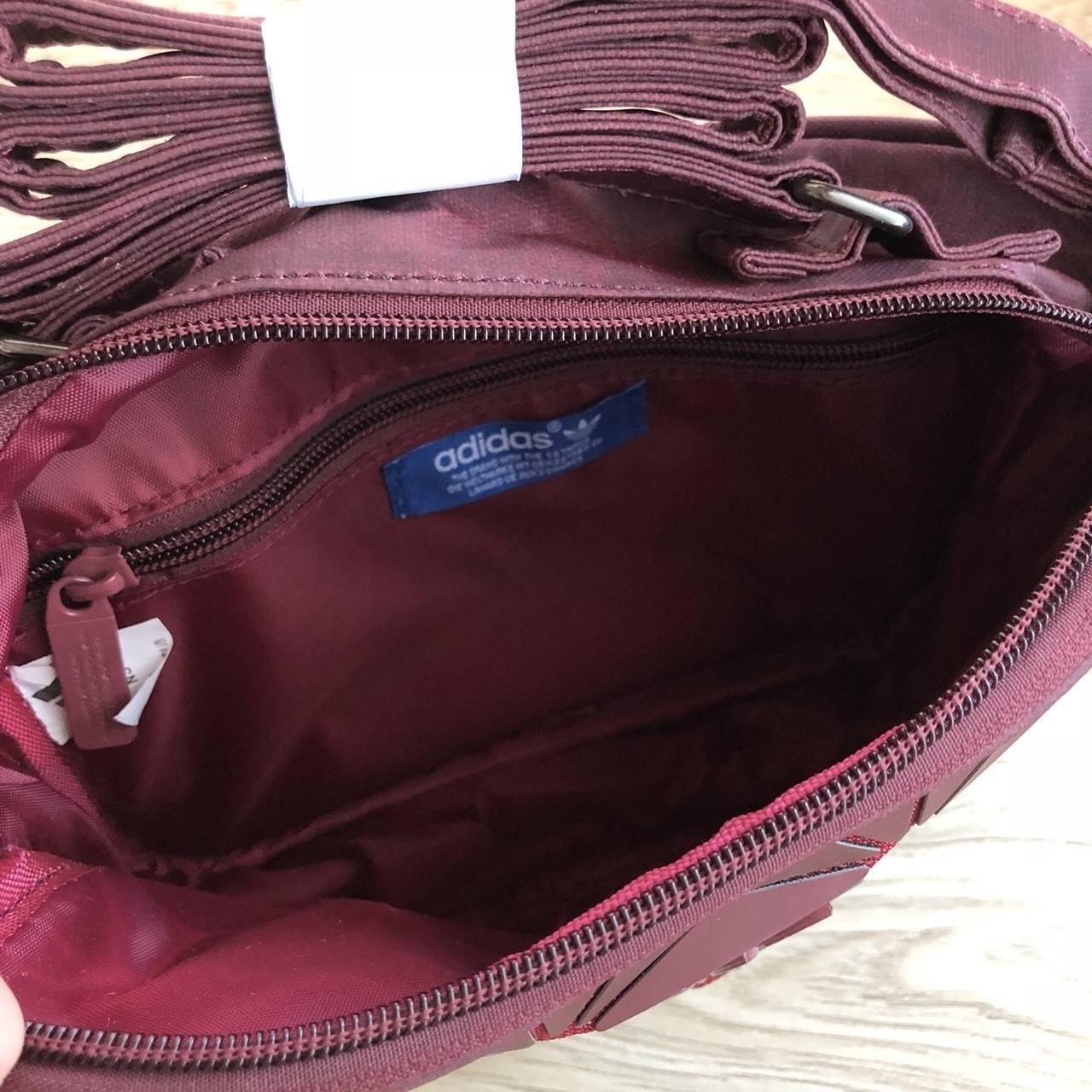 Adidas mini Airline bag กระเป๋าสะพายข้างแนว sport วัสดุด้านหน้าเนื้อ matte ผสมหนังนิ่มค่ะ น้ำหนักเบา ด้านหน้าติดโลโก้แบรนด์ เปิดปิด กระเป๋าแบบซิป ภายในโล่ง ใส่ของจุพอประมาณค่ะ มีช่องซิป หนึ่งช่อง ด้านหลังมีอีก 1 ช่องซิป:สายสะพายปรัยได้ freesize ขนาดกำลังด