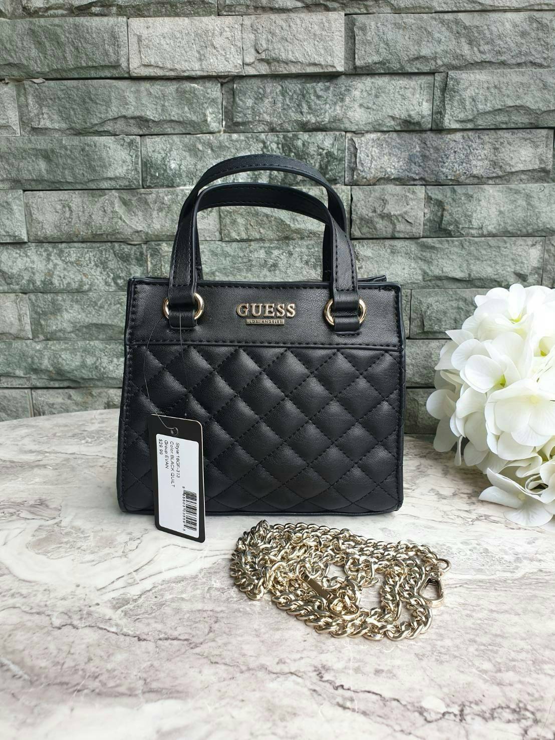 GUESS TAYLOR MINI SATCHEL CROSSBODY BAG กระเป๋าสะพายใบเล็ก สไตล์ สวยหรู คุณหนู ไฮโซ น่ารักมากๆ วัสดุหนังpu เย็บลายตาราง หนังนิ่ม จับนุ่มมือ และ ลายทาง หนัง saffiano ตั้งอยู่ทรง แบบน่ารักไม่ซ้ำใคร ด้านหน้าประดับโลโก้แบรนด์ อะไหล่ทอง มาพร้อมสายโซ่ ถอดออกได้