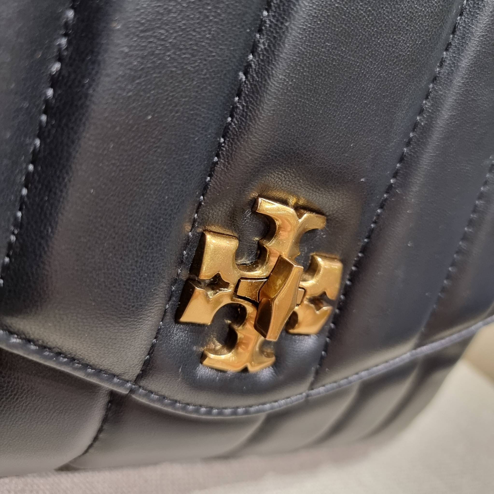 TORY BURCH KIRA QUILTED LARGE SATCHEL ใบใหญ่กับคอลที่ปังไม่ไหว พร้อมเสิร์ฟสีคลาสสิค กระเป๋าถือ/สะพาย ทรงสวย ดูแพง ดูหรู!! หนังแท้ ดีไซน์บุนวม เส้นคมสวย วัสดุหนังแกะ สัมผัสดีงาม นิ่มมือ เปิด-ปิดด้วยอะไหล่บิดล็อค ภายในเป็นช่องโล่ง มีช่องซิป ใส่ของได้แน่นๆ ม