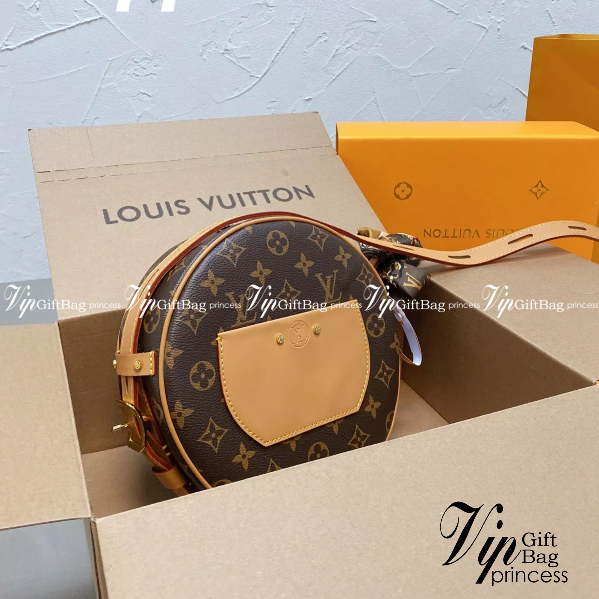 LV Boite Chapeau Souple MM กระเป๋าสะพายโดดเด่นด้วยรูปทรงกลมลายโมโนแกรมสุดชิค ขนาดกะทัดรัด เป็นรุ่นที่ตอบโจทย์และครองใจสาวๆ ได้อย่างแท้จริง ควรมีติดตู้ไว้สักใบ สามารถใช้งานได้ทั้งในชีวิตประจำวัน ไปเที่ยว ชอปปิ้ง รวมไปถึงงานสังสรรค์ค่ะ