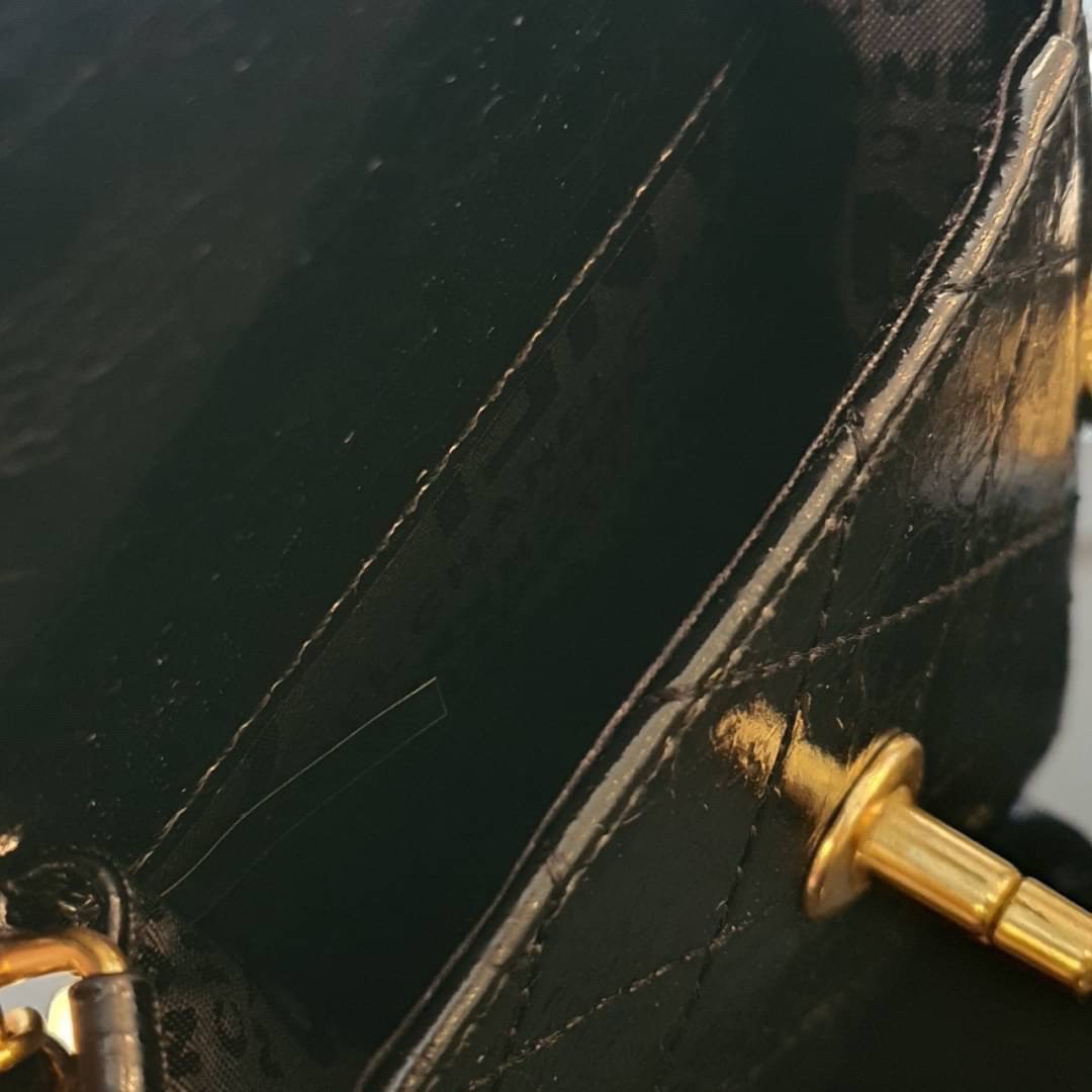 รุ่นขายดี!! CHANEL VIP WOC BAG / Chanel Phone Bag ขนาดกำลังดี วัสดุหนังเรียบพิมพ์ลายยับ เปิดปิดด้วยตัวล้อคปั้มแบรนด์ อะไหล่ทอง ลายวินเทจ