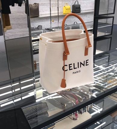 CELINE TOTE BAG กระเป๋าสะพายใบใหญ่ shopping bag ผ้าแคนวาสสายหนังสวยโทนสีคลาสสิค วัสดุ Canvas & Grained cowhide ดีไซน์ทรง Shopping ขนาดใหญ่กำลังดี เนื้อหนาแข็งแรง น้ำหนักเบา โดดเด่นที่ห้อยTagแม่กุญแจอะไหล่ทองสามารถใช้ล๊อคซิปด้านในได้ หูจับหนังสะพายไหล่ได้ 