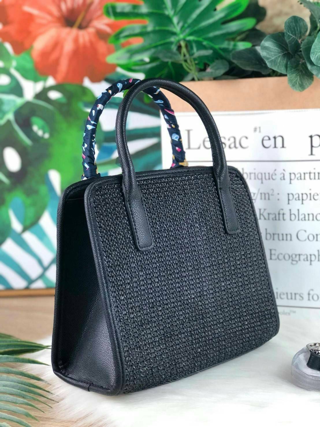 CHARLES & KEITH SATIN SCARF WRAPPED WOVEN BAG กระเป๋าถือ/สะพายอยู่ทรง มีผ้าพันหูกระเป๋าให้ 1 เส้น มีหมุดรองฐานทั้ง 4 มุม ที่ด้านหน้าทำ texture สวยงาม เปิดปิดด้วยกระดุมแม่เหล็ก ด้สนในมีช่องซิปเล็ก 1 ช่อง รุ่นนี้จุของได้เยอะ ใส่ iPad mini ได้สบายๆค่า สายสะพ