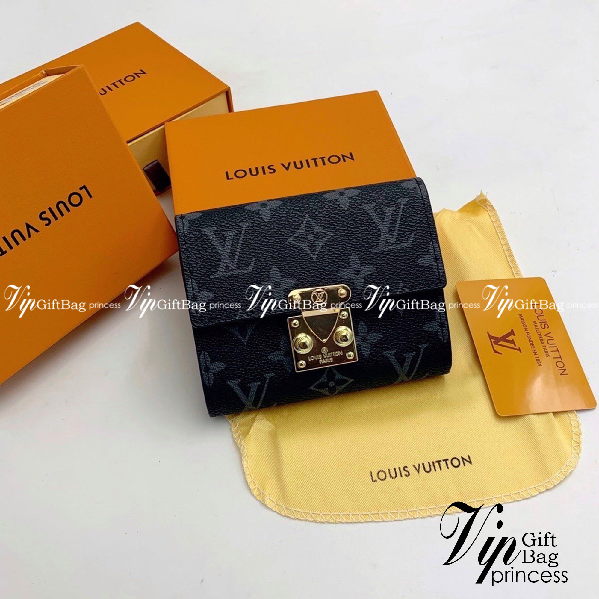 LV Short Wallet กระเป๋าสตางค์ทรงสั้น LV wallet เปิดหน้าอะไหล่ทอง งานสวยหนังดี น่าใช้ งานปั้มแบรนด์ทุกจุด งานจริงสวยเหมือนในรูปค่ะ ได้เวลาเปลี่ยนกระเป๋าสตางค์รับทรัพย์กันแล้ว!! LV wallet กระเป๋าสตางค์รุ่นไอเท็มหายาก ที่สาวๆต้องว้าว!! ใบสั้นขนาดกำลังเหมาะมื