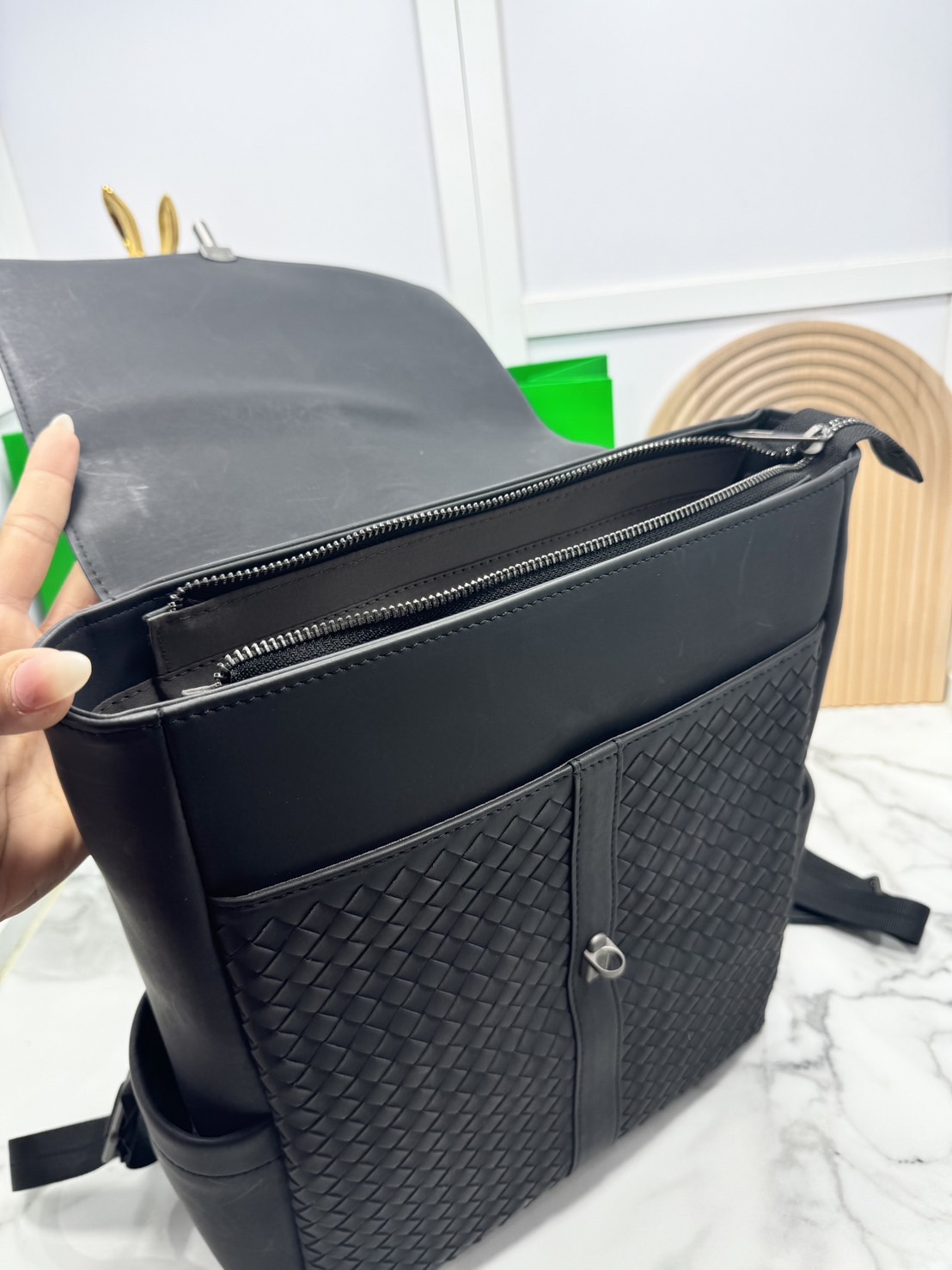 ORI หนังแท้ | Bottega Shadow Signature Flap Backpack / Bottega Backpack กระเป๋าเป้ กระเป๋าสะพายหลัง โดดเด่นด้วยงานสานตารางสวยคลาสสิคเรียบหรูเป็นเอกลักษณ์