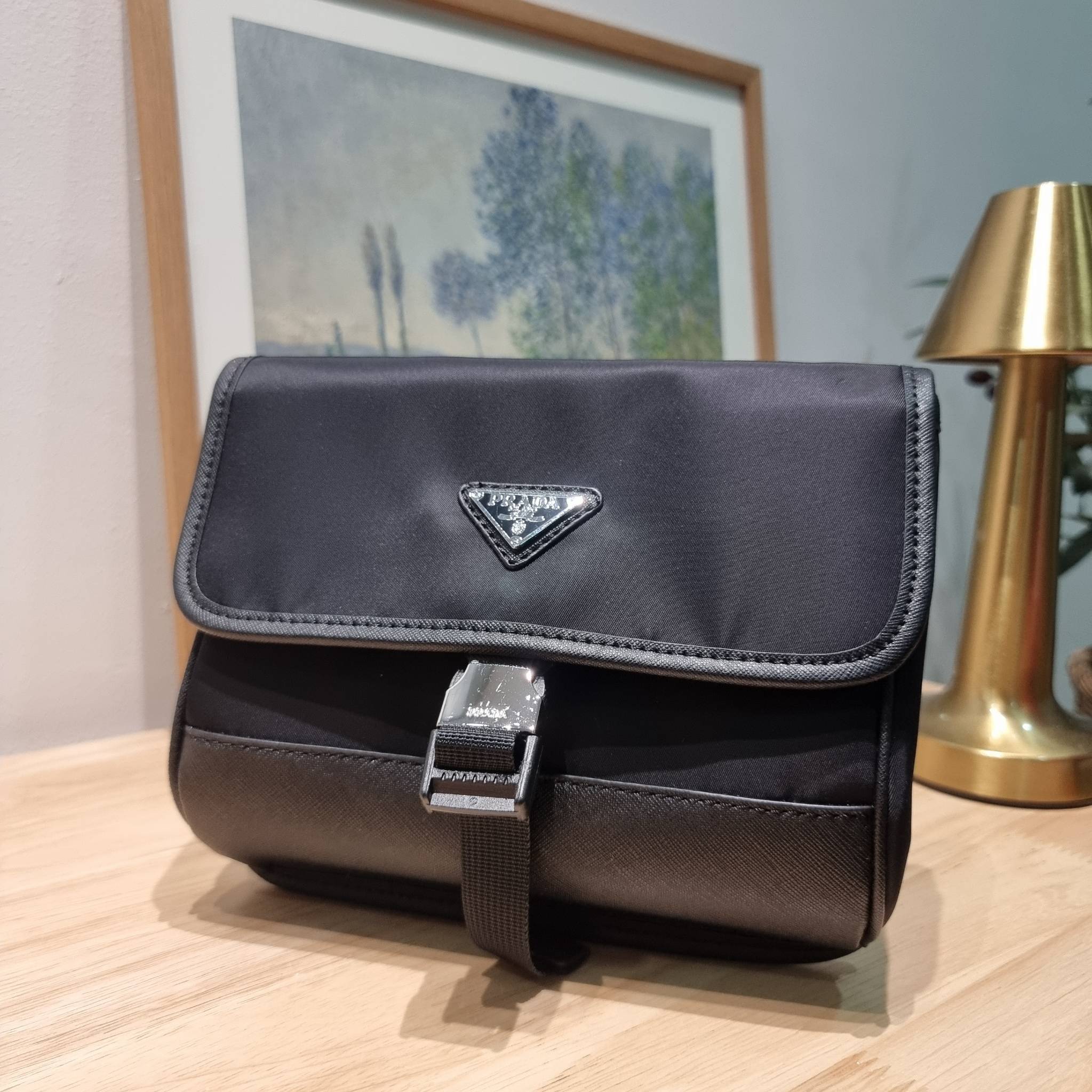 PRADA RE-NYLON AND SAFFIANO LEATHER SMARTPHONE CASE / PRADA Messenger Bag กระเป๋าสะพายสปอร์ต ดีไซน์หรู เรียบง่าย ดูแพง น้ำหนักเบา สายสะพายถอดออกได้
