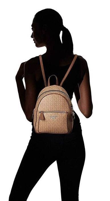 GUESS PANDORE BACKPACK กระเป๋าสะพายหลัง วัสดุหนังนิ่มมือ น้ำหนักเบา ด้านหน้ามีโลโก้แบรนด์ พร้อมช่องซิปหนึ่งช่อง ที่จับซิปมีอะไหล่สัญลักษณ์แบรนด์ ช่องซิปหลักเปิดปิดด้วยซิปคู่ ภายในโล่ง กว้าง ใส่ของได้จุ มีช่องซิปและช่องเล็กใส่ของจุกจิก สายสะพายด้านหลังเลื่