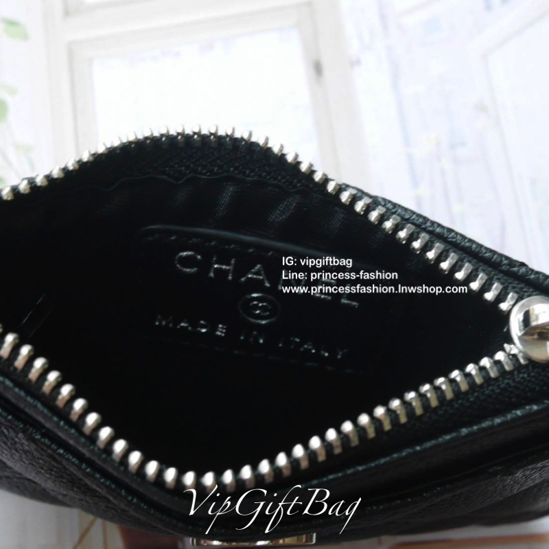 พร้อมส่งที่ไทยแล้วค่ะ♡♡ กับที่ใส่นามบัตรรุ่นใหม่ ดี๊ดี😘 แนะนำรุ่นนี้คะ งานพรีเมี่ยมกิ้ฟท์จากเค้าเตอร์ต่างประเทศ หนังสัมผัสลายด้าน จากแบรนด์ CHANEL (GWP) ด้านหน้ามีโลโก้แบรนด์ CC สีเงินสุดหรู ด้านหน้าบัตรได้1ใบ เปิดปิดด้วยซิปมีที่จับห