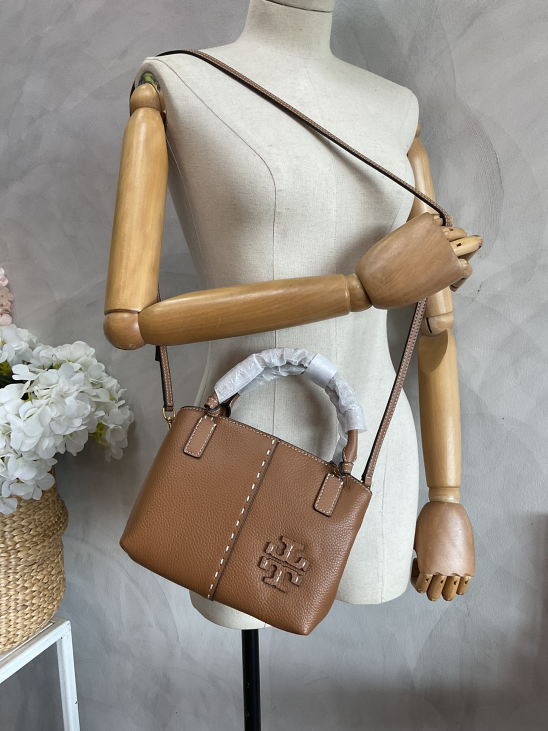 Tory Burch McGraw Mini Satchel กระเป๋าถือ/สะพาย Crossbody วัสดุหนังลูกวัวแท้ 100% ด้านหน้าประดับโลโก้หนัง ตัดเป็นรูปตัว T สัญลักษณ์แบรนด์ ตัวกระเป๋าเดินด้ายเล่นลายเพิ่มลูกเล่น เพื่อความเก๋!!