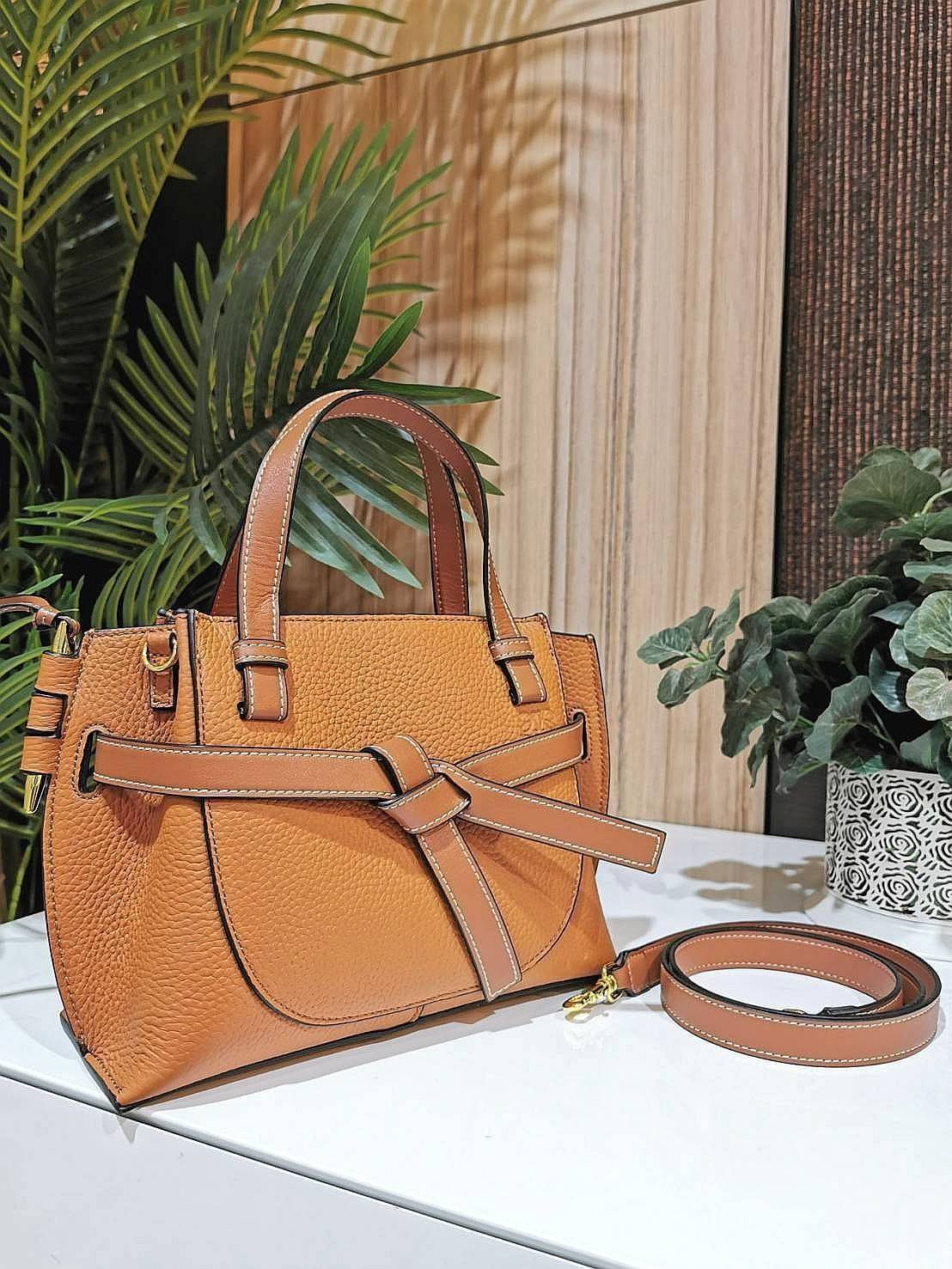 VIP 】LOEWE HANDBAG VIP GIFT WITH PURCHASE (GWP) กระเป๋าถือหรือสะพาย รุ่น Limited จาก LOEWE DUTYFREE วัสดุ Calfskin หนังแท้รูปทรงอานม้าสวยอยู่ทรงด้านหน้าตกแต่งด้วยสายหนัง (Belt) ประดับอะไหล่แบรนด์สีทองรูปกลอนประตูด้านข้างเป็น Signature ภายในโล่งกว้าง ใส่มื