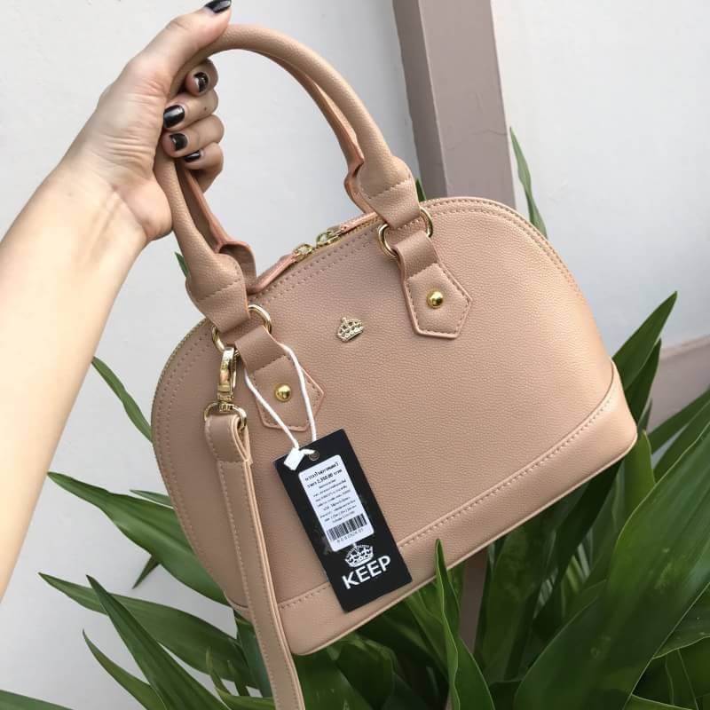 KEEP Milany handbag [ทรง alma] กระเป๋าถือหรือสะพาย วัสดุหนัง pu. ลายคาร์เวียร์ คุณภาพดี เนื้อ matte สวยอยู่ทรง ดีไซน์เรียบหรู cutting สวยเนี๊ยบปราณีต น้ำหนักเบา ขนาดกำลังดี ใส่กระเป๋าสตางค์ยาว, มือถือได้ทุกรุ่นค่ะ เปิดปิดด้วยซิป 2 ทางสะดวกใช้งาน ภายในมีช่