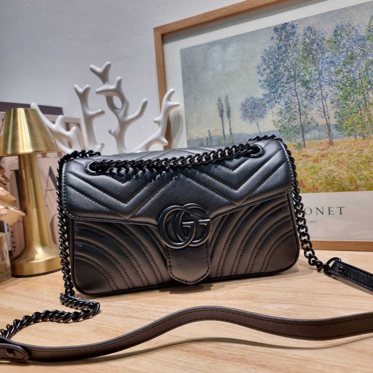 GG MARMONT SHOULDER BAG กระเป๋าสะพายข้างรุ่นคลาสสิค ดีไซน์ใหม่ อะไหล่ดำ สะพายขับผิว ดูแพง อัพลุคได้สบายๆ เปิด-ปิดด้วยตัวกดล็อคแน่นหนา ด้านหลังดีไซน์รูปหัวใจ 🖤