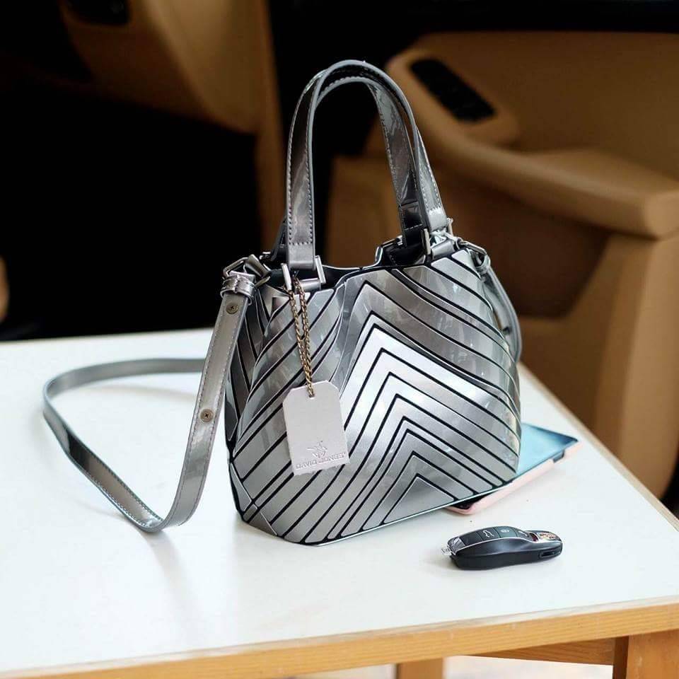 David Jones mini tote bag New arrival & Limited edition กระเป๋าถือหรือสะพาย ลายสวย V shape look modern ปรับใช้ได้ 2 ทรง น้ำหนักเบา ใส่กระเป๋าสตางค์ยาวได้ค่ะ มีช่องเล็กใส่ของจุกจิก ใบนี้ mix & match ได้ทุก look ค่ะ #OBSDAVIDJONES