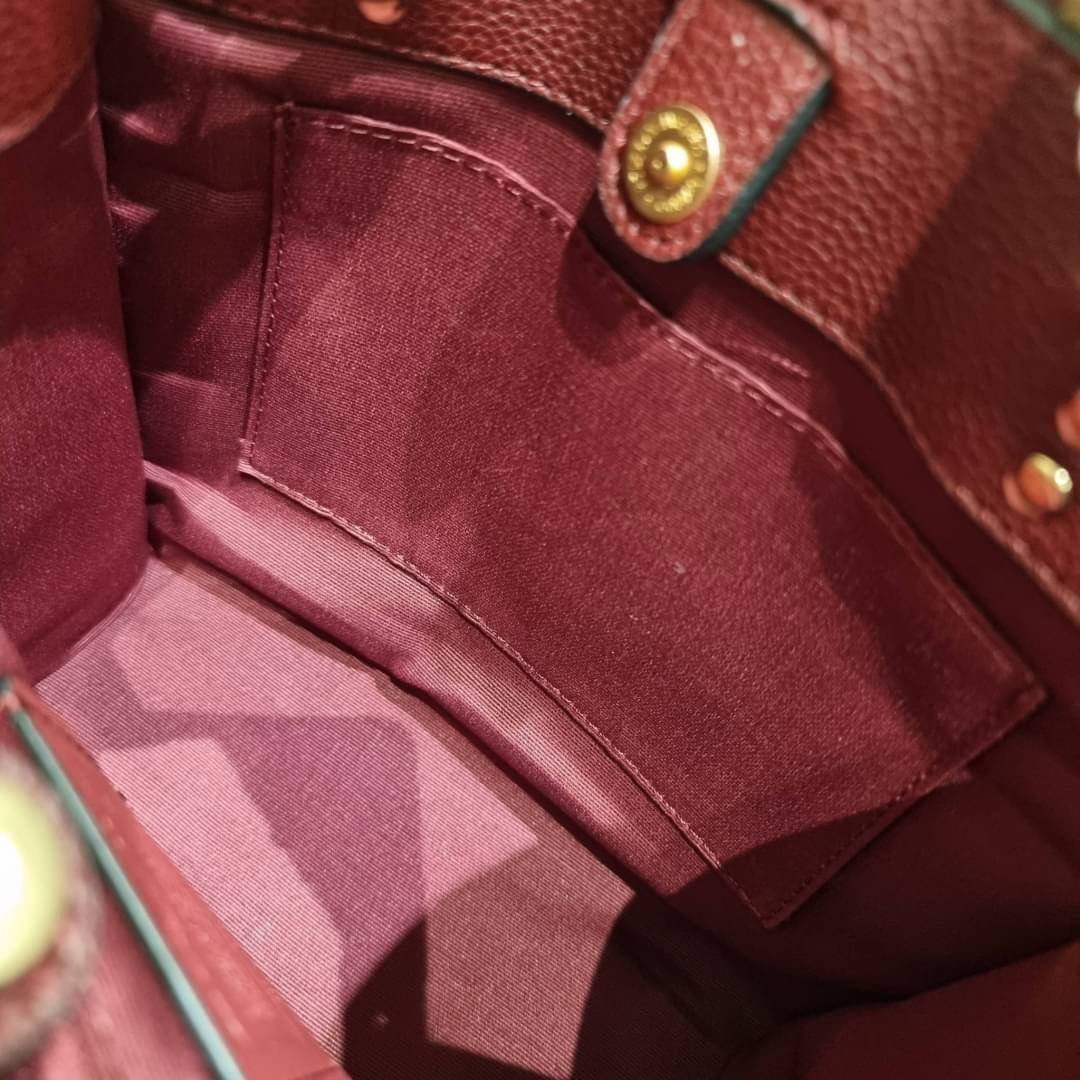 COACH C8406 DEMPSEY TOTE 22 IN SIGNATURE JACQUARD WITH STRIPE AND COACH PATCH คอลเลคชั่นใหม่ พร้อมส่งสีใหม่สุดปัง สวยคม ละมุนและมีความหรูในตัว กับกระเป๋าทรงโท้ท ไซส์กำลังสวย น่ารักน่าใช้ ฟังก์ชั่นการใช้งานสะดวกที่สุด มีทั้งสายคล้องในตัว และสายครอสบอดี้ วั