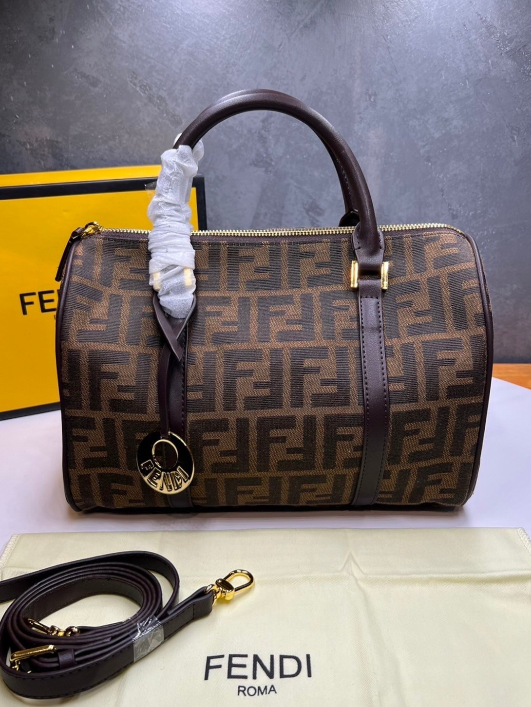 หนังแท้ Fendi Keepall 30 cm / Fendi Travel Bag / Fendi Boston Vintage Bag พร้อมส่งที่ไทย Tobacco Zucca Canvas and Gold hardware. กระเป๋าเดินทางใบใหญ่กำลังดี ภายในโล่งกว้าง จุของได้เยอะ พร้อมส่งที่ไทย ภาพสินค้าถ่ายจากงานขายจริง ใช้งานต่างประเทศได้