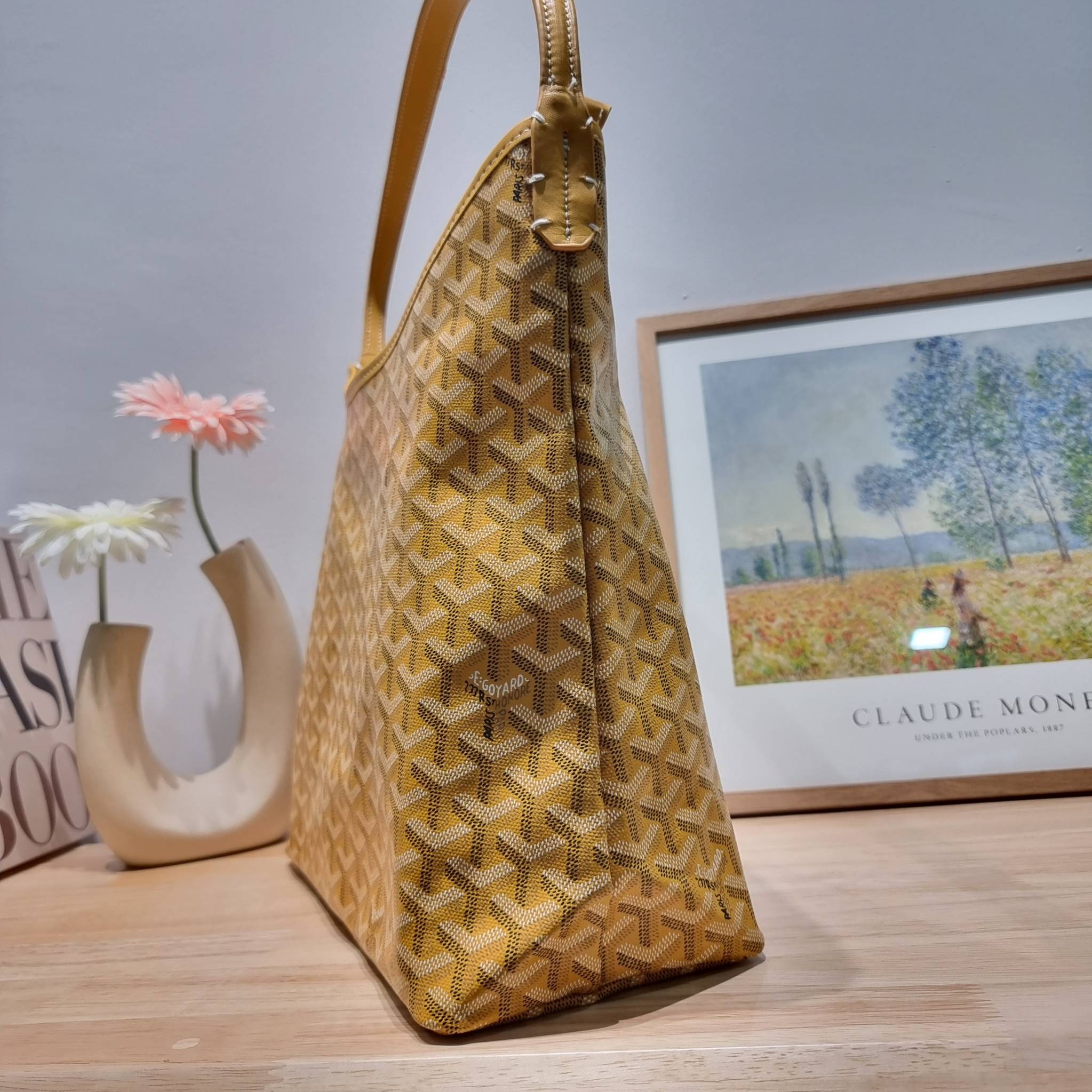 GOYARD BOHEME HOBO BAG / GOYARD HOBO กระเป๋าสะพายทรงโฮโบ ใบใหญ่จุใจ!! มาครบสีขายดี เลิศทุกสี รูปทรงคลาสสิค ดีไซน์เป็นเอกลักษณ์ วัสดุหนังแคนวาสพิมพ์ลายสวยคม ปากกระเป๋ามีซิปเปิด-ปิดกันของหล่นได้ ภายในโล่งกว้างมาก มาพร้อมสายคล้องในตัว ทนทาน สะพายสวยๆได้ทุกวั