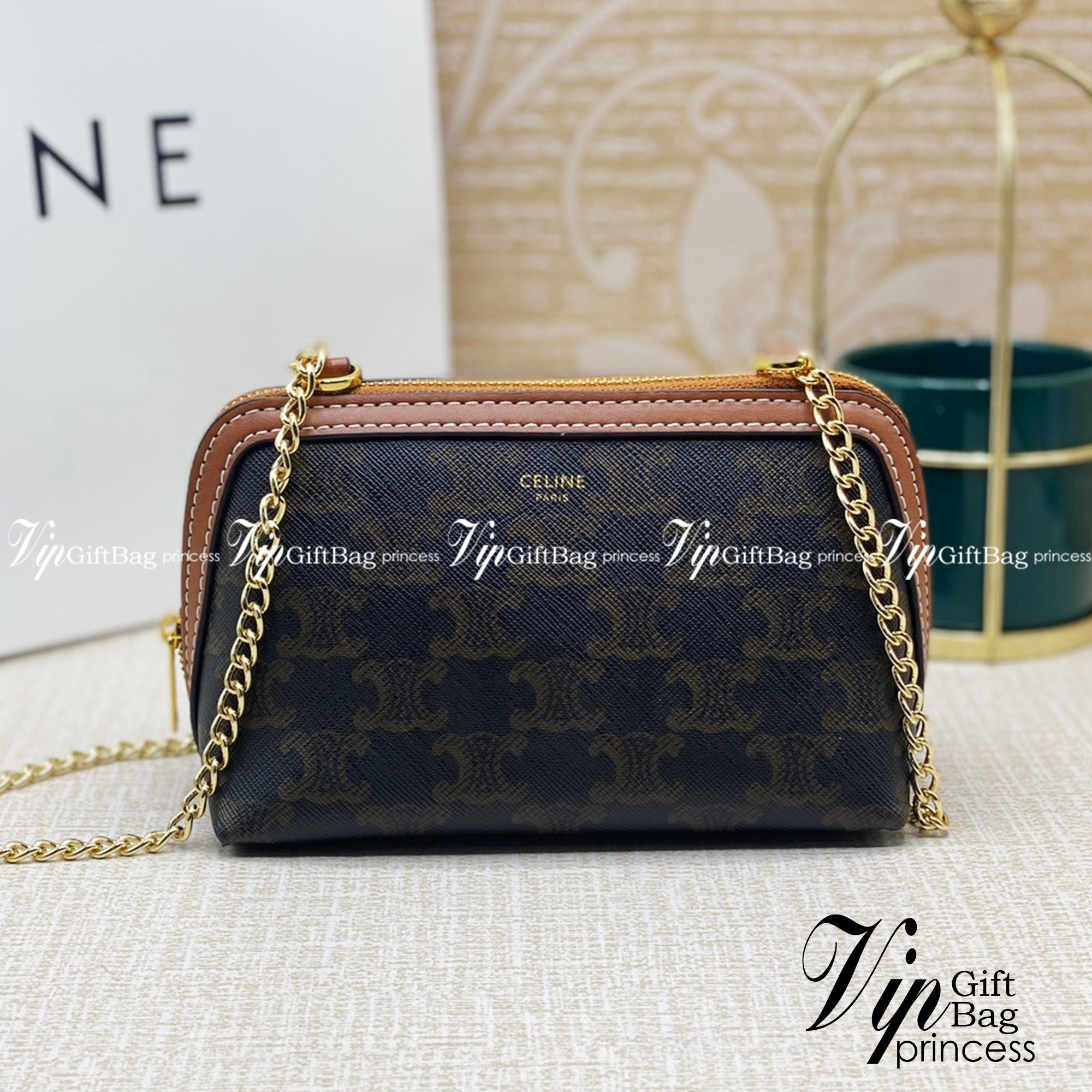 CELINE POUCH 16cm / CELINE TRIOMPHE Triumphal Arch Canvas / CELINE CLUTCH WITH CHAIN กระเป๋าคลัทช์ดีไซน์เรียบหรูออกแบบมาได้อย่างลงตัว พร้อมสายสะพายโซ่ทองสุดหรู ด้วยรูปทรงที่สวยงามและทันสมัย